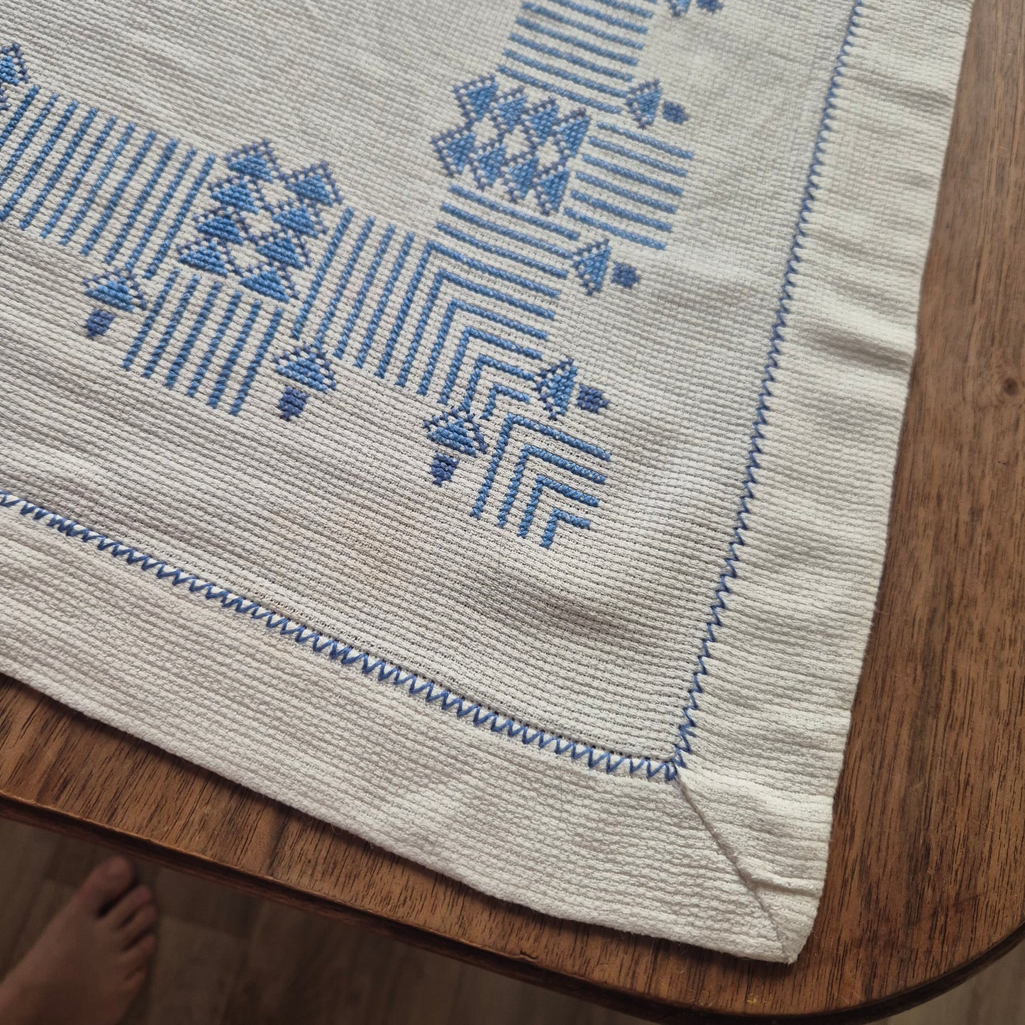 Antike bestickte Kommodenläufer oder blickdichter Vorhang Leinen/Baumwolle weiß/blau