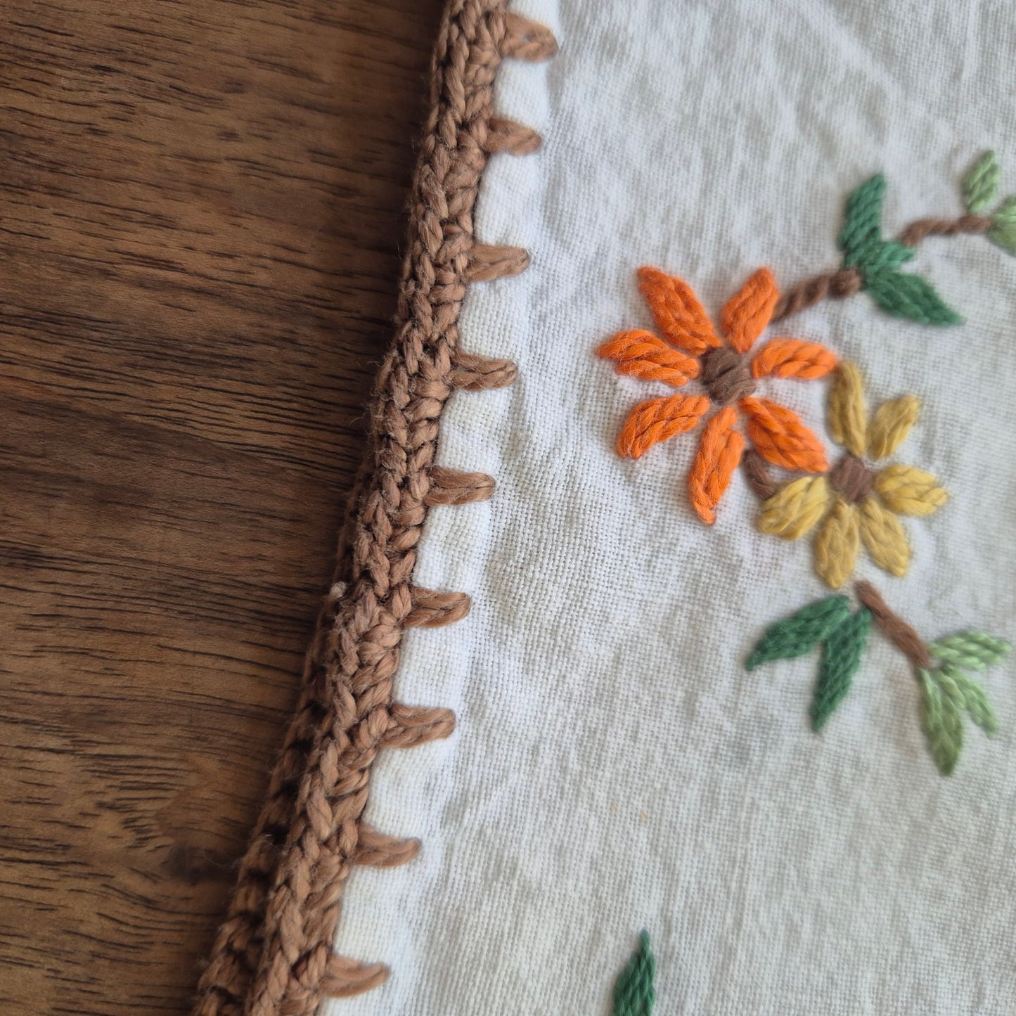 Handgemachte Vintage Teehaube Blumenstickerei und mini Stockflecken