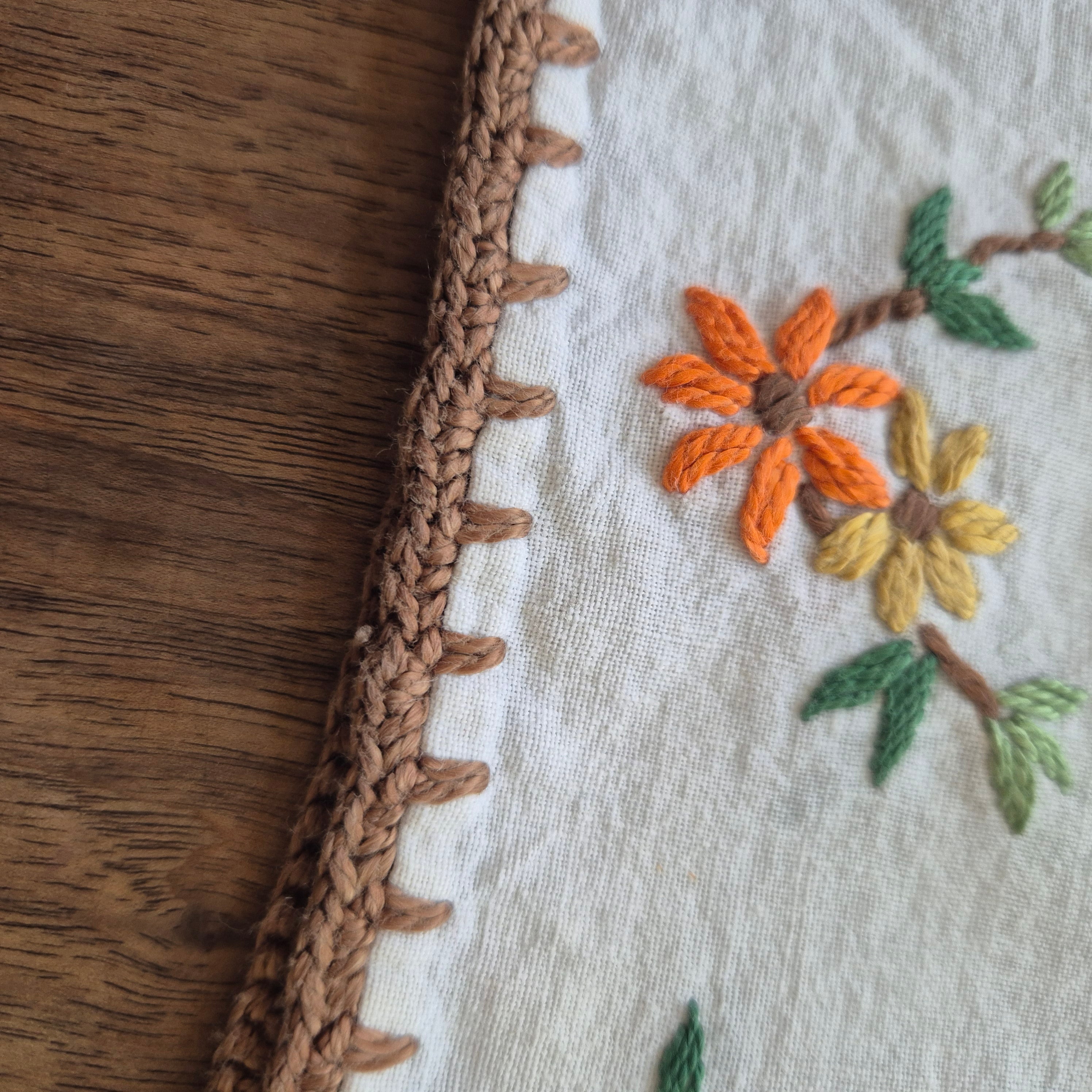 Handgemachte Vintage Teehaube Blumenstickerei und mini Stockflecken