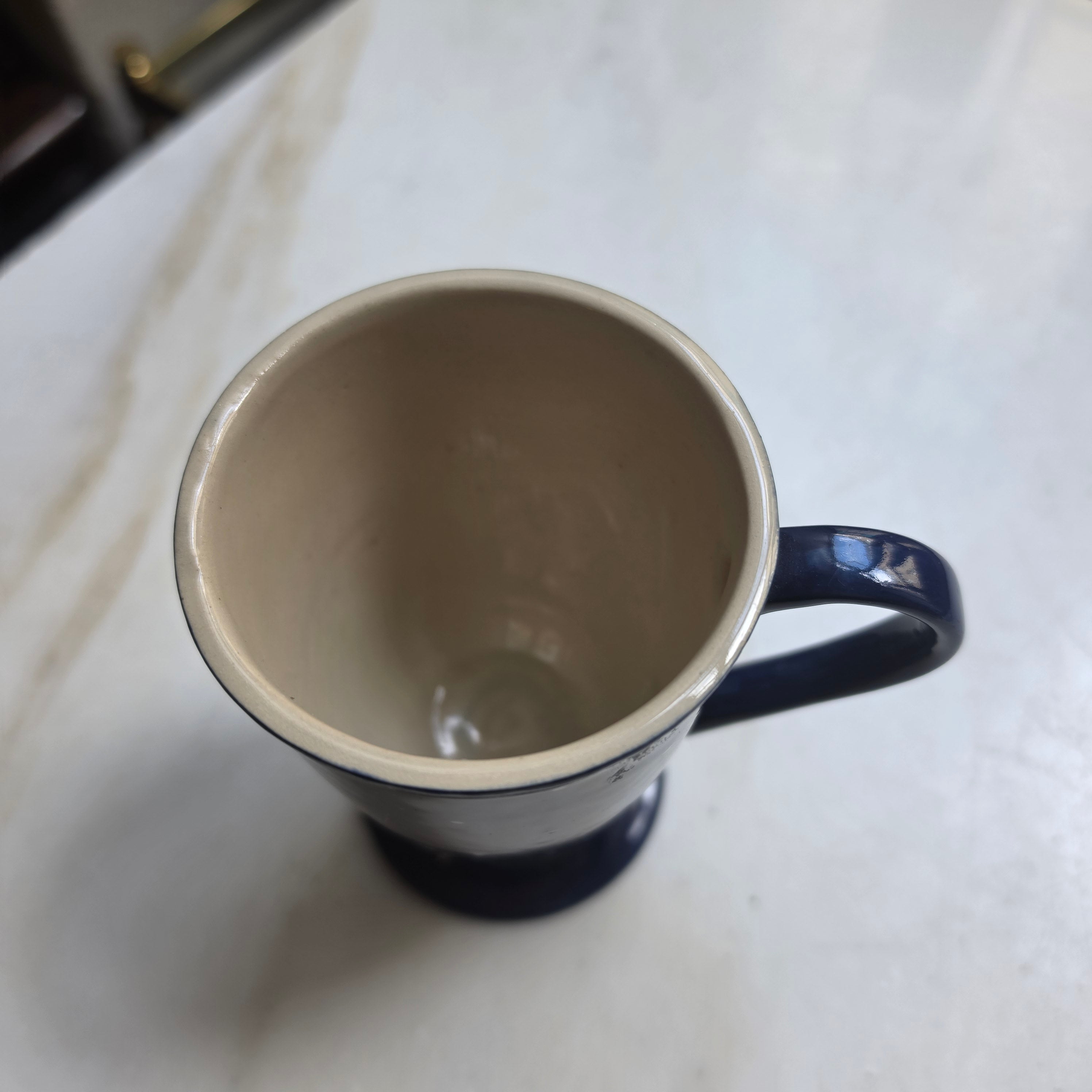 Handgemachte Keramiktasse mit Fuß & Punktemuster – Blau/Beige