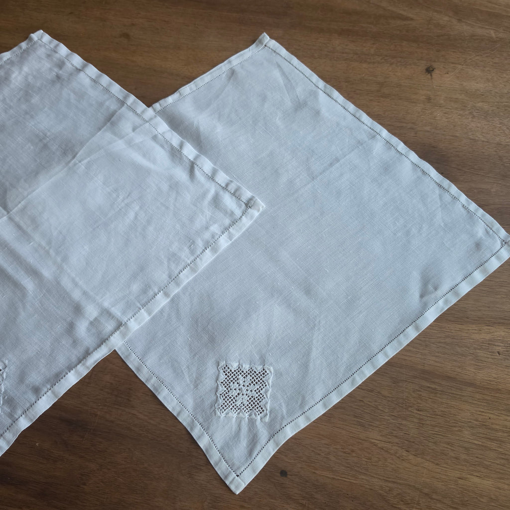 2x Vintage-Servietten Set mit feiner Hardanger-Stickerei & Hohlsaum 40x40cm