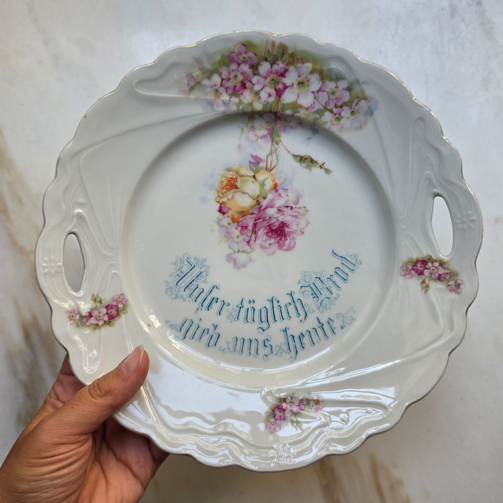 Antiker Porzellan-Brotteller mit Griffen – „Unser täglich Brod gib uns heute“ - Vintage Servierteller Floral
