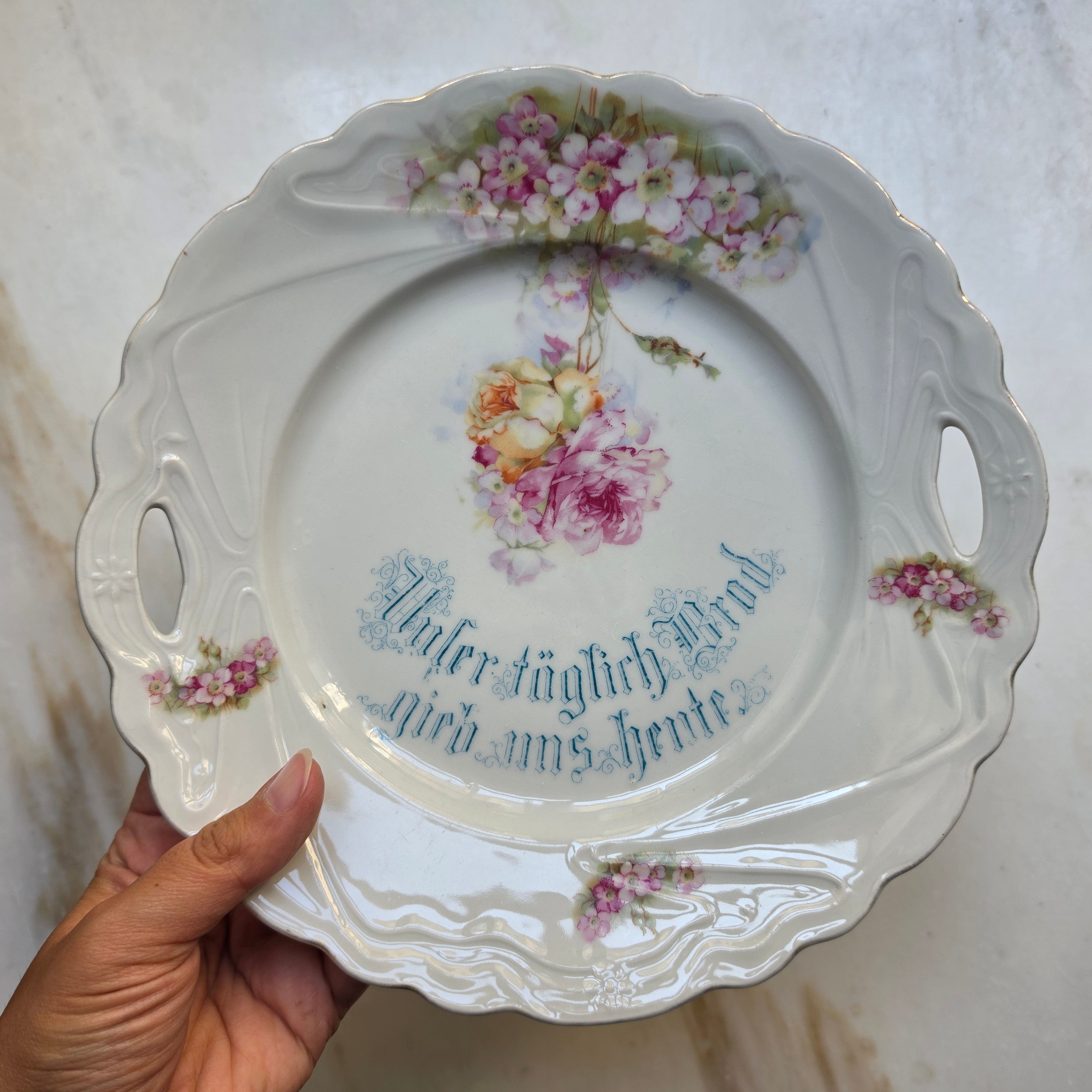 Antiker Porzellan-Brotteller mit Griffen – „Unser täglich Brod gib uns heute“ - Vintage Servierteller Floral