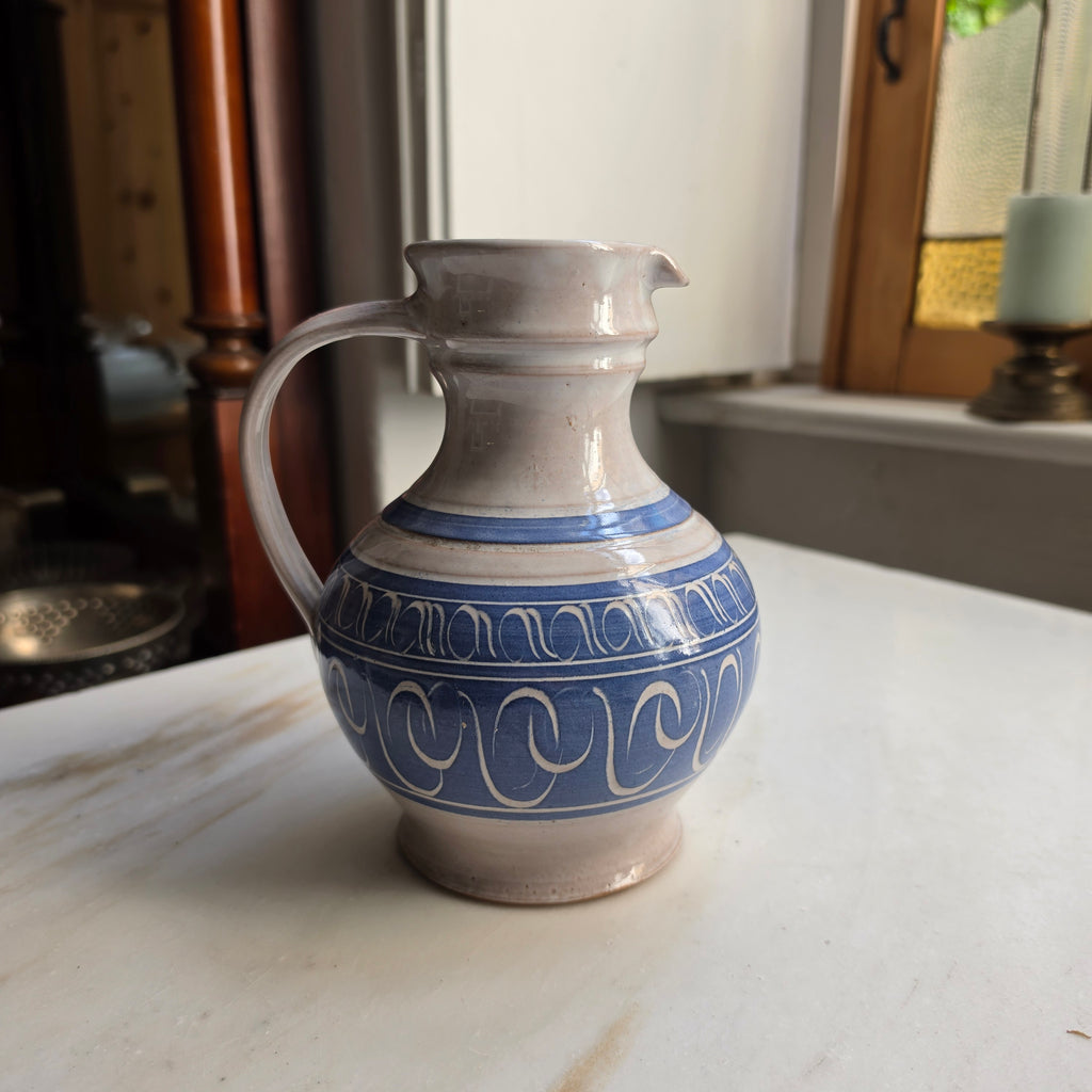 Vintage Keramik-Krug mit Ritzdekor – Blau-Weiß – Handarbeit