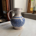 Vintage Keramik-Krug mit Ritzdekor – Blau-Weiß – Handarbeit