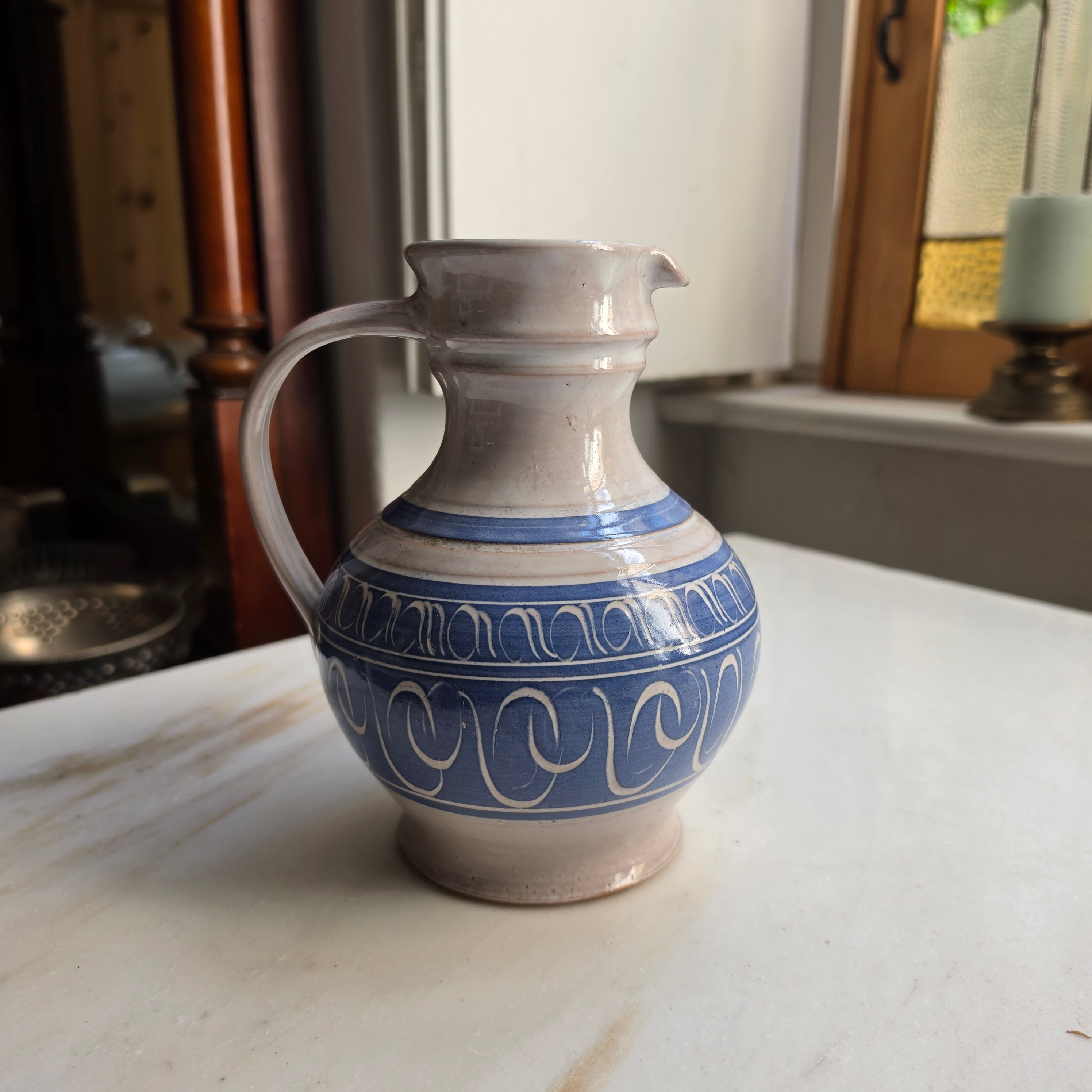 Vintage Keramik-Krug mit Ritzdekor – Blau-Weiß – Handarbeit