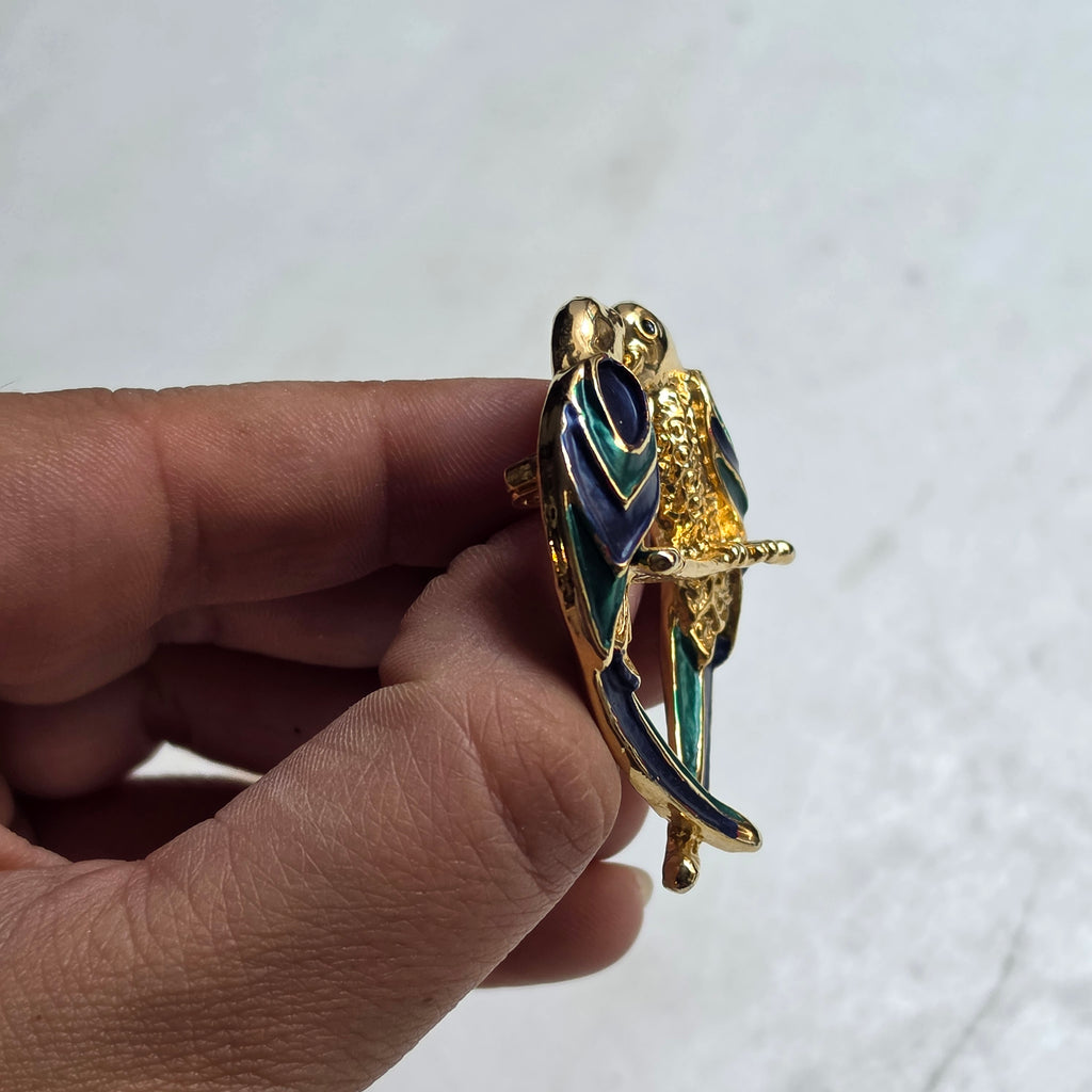 Vintage Goldfarbene Emaille-Brosche "Zwei Liebende Papageien"
