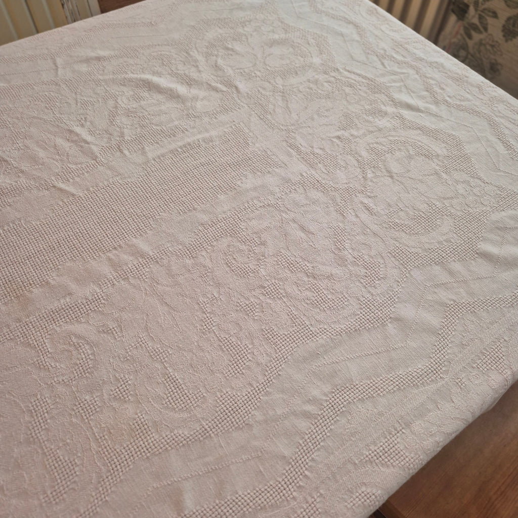 Wunderschöne Vintage Leinen Tischdecke mit Damast Blumendekor leider mit Fleck! 130x215cm Altrosa