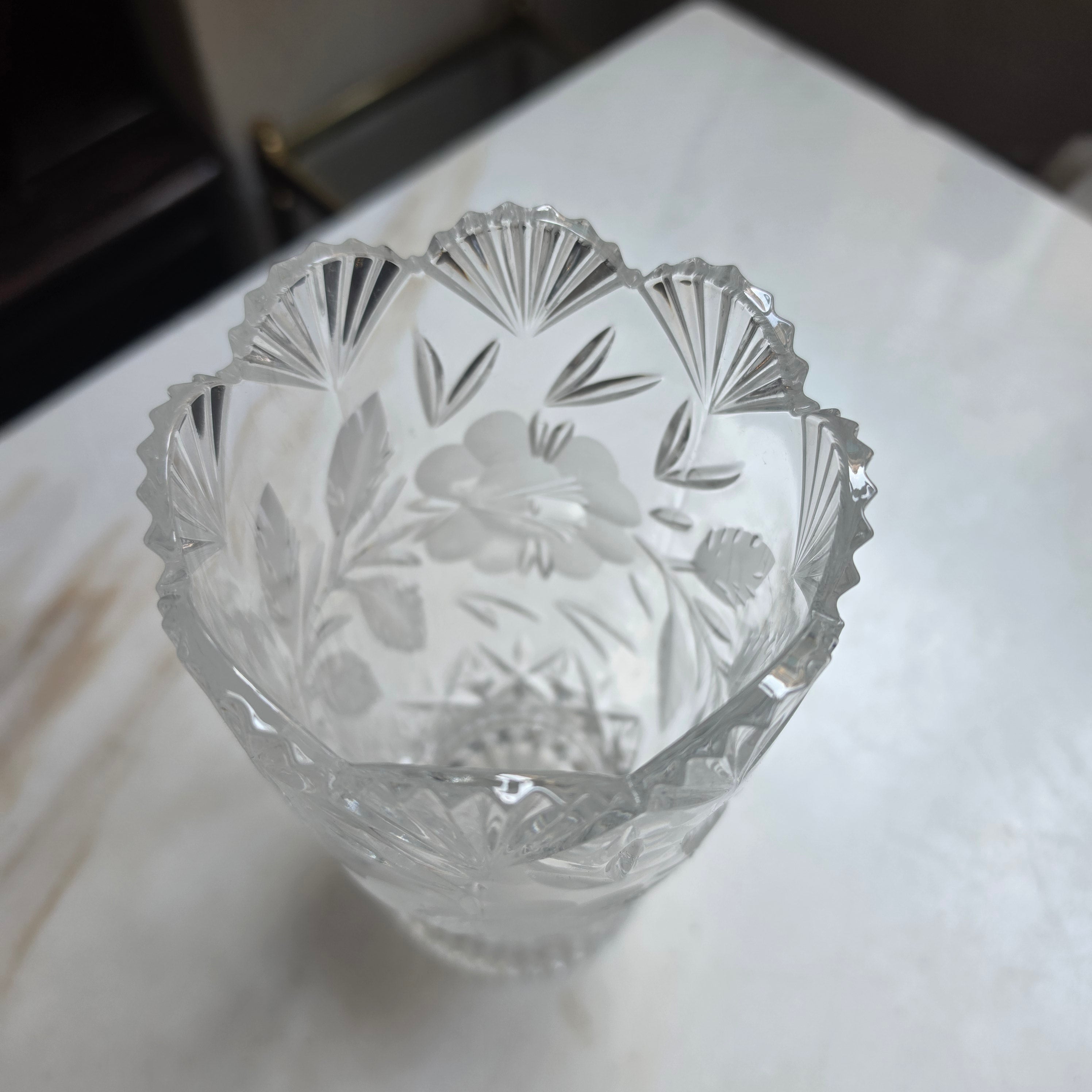 Vintage Kristall-Vase mit floraler Gravur & Wellenrand | Handgeschliffenes Bleikristall, Bogenrand-Prunkvase