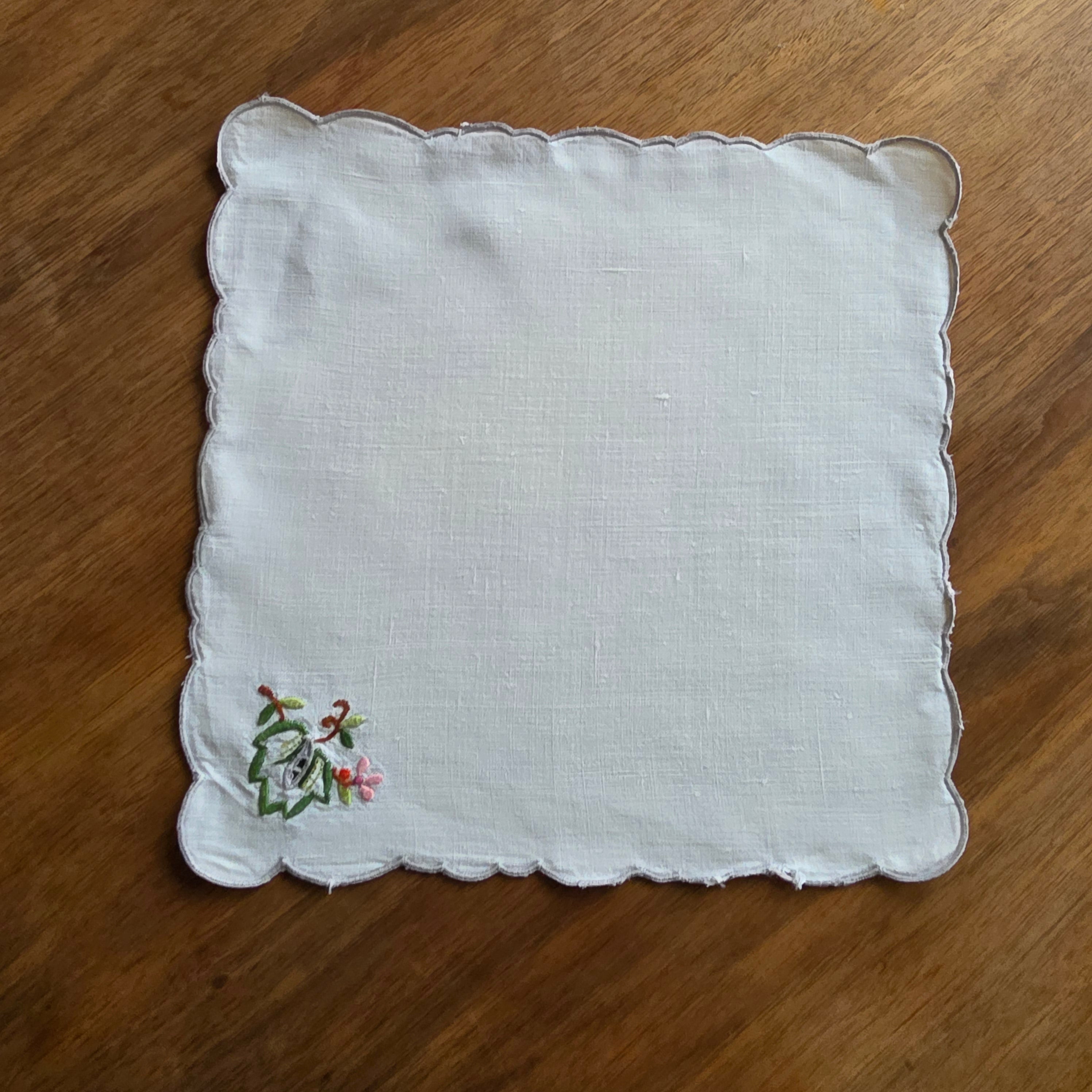 Vintage DDR Zierdeckchen/Taschentuch aus Leinen – Handgestickt 25x25cm