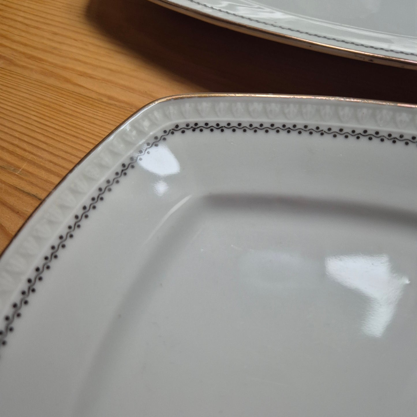 2x Alte Servierplatten Teller Vintage Silesia Porzellan weiß gold schwarz