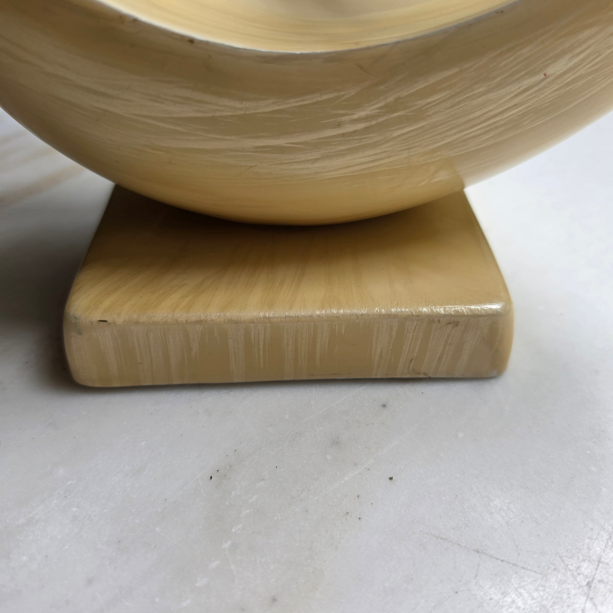 Moderne Abstrakte Skulptur im Mid-Century Style – Beige/Creme mit Metallfuß