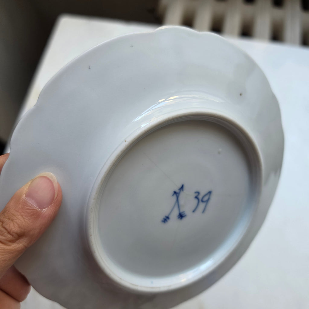 Antiker Porzellanteller mit blau-weißem Strohblumenmuster / Musselmalet – Unterglasurdekor