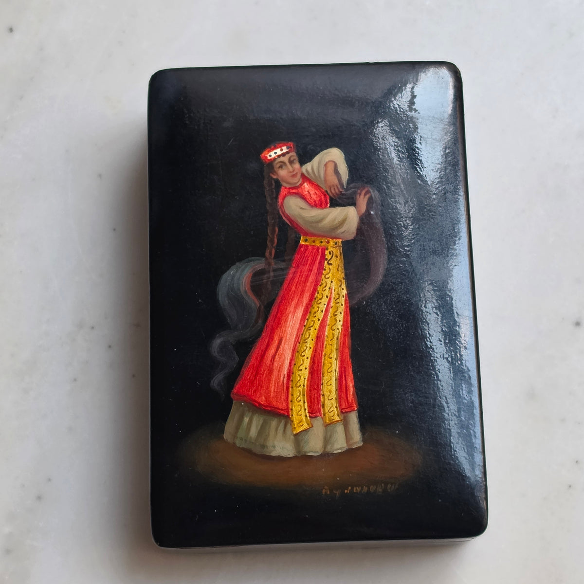 Handbemalte Russische Lackdose - Schmuckschatulle mit Palekh- Fedoskino Motiven – Traditionelle Miniaturmalerei