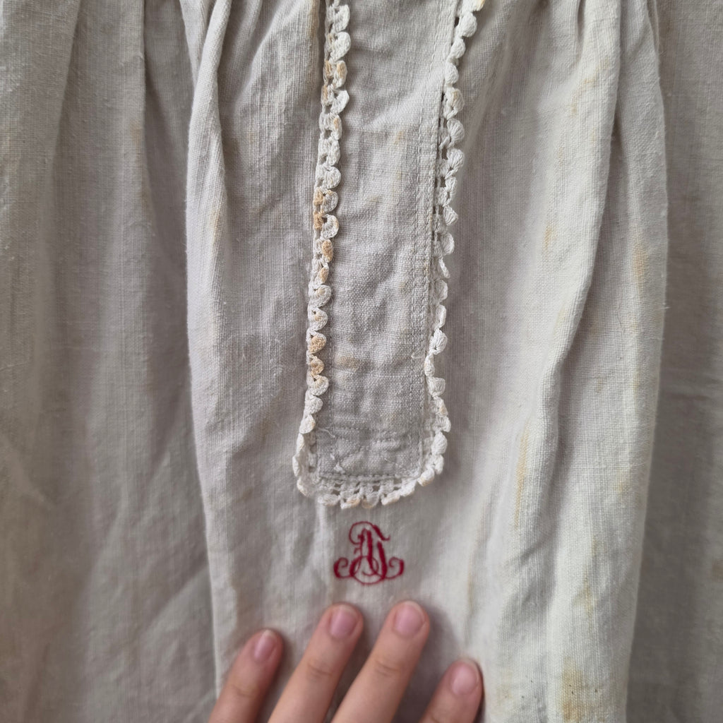 Authentisches Jugendstil-Nachthemd mit Geschichte und unverkennbarer Patina - um 1920 - Monogramm A.N.