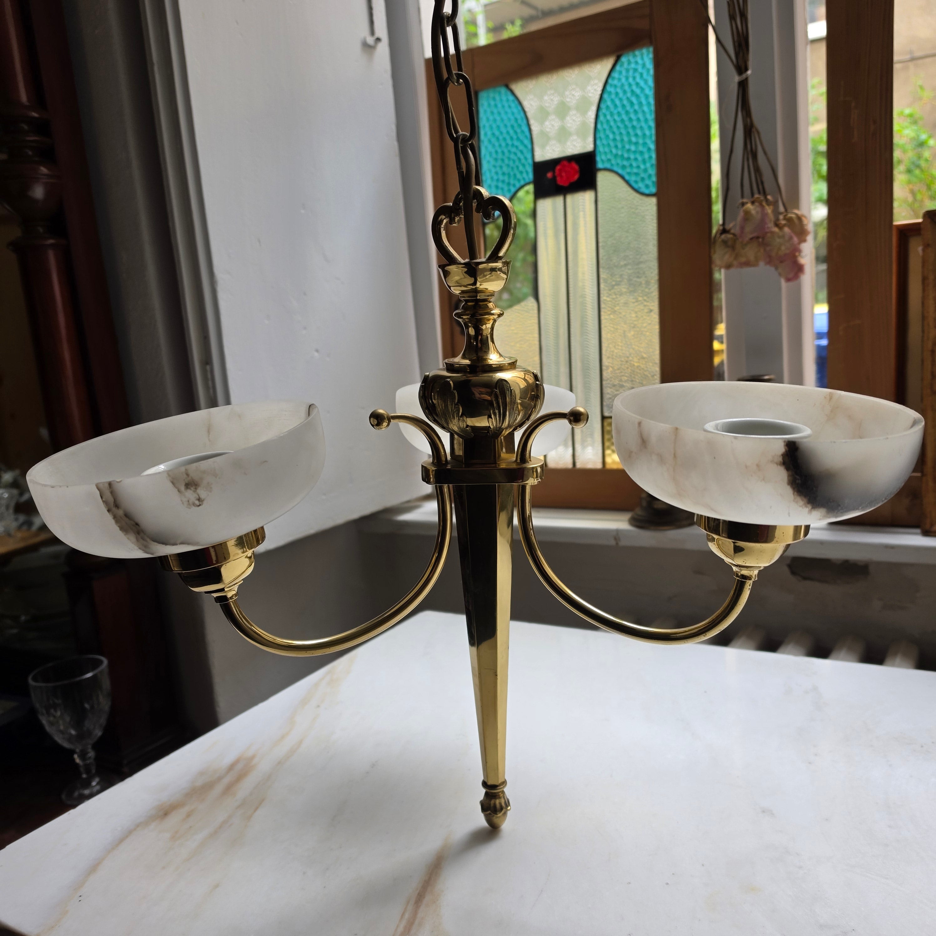 Art Jugendstil Deckenlampe - 3-armig mit Marmoroptik Glasschalen und Messing