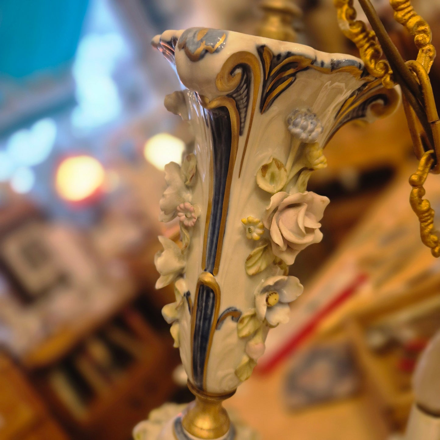 Antiker Barock Blumendekor Kronleuchter oder Kandelaber aus Porzellan, Italien - 6-armig (geklebt)