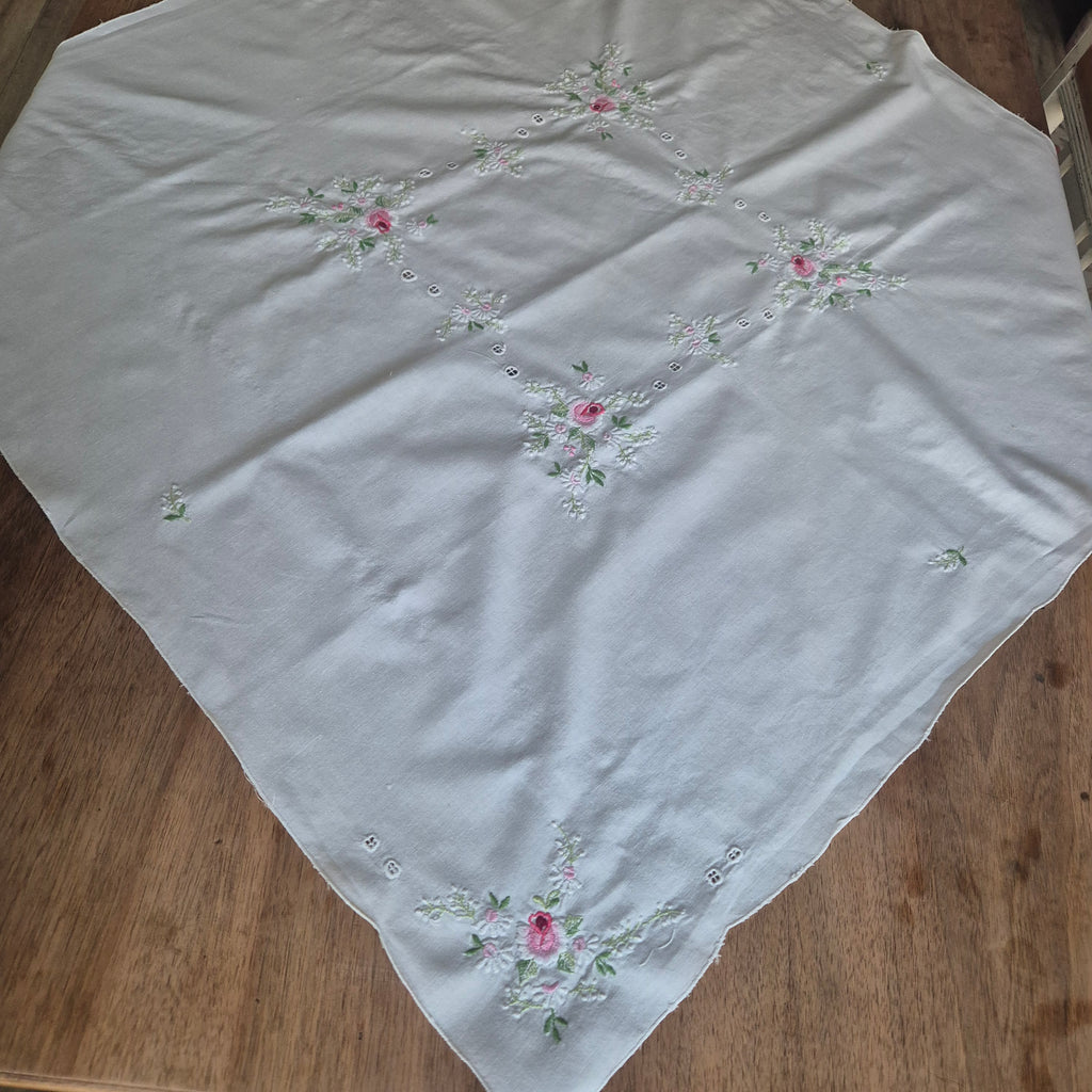 Vintage Tischdecke Baumwolle mit Blumenstickerei 84x88cm