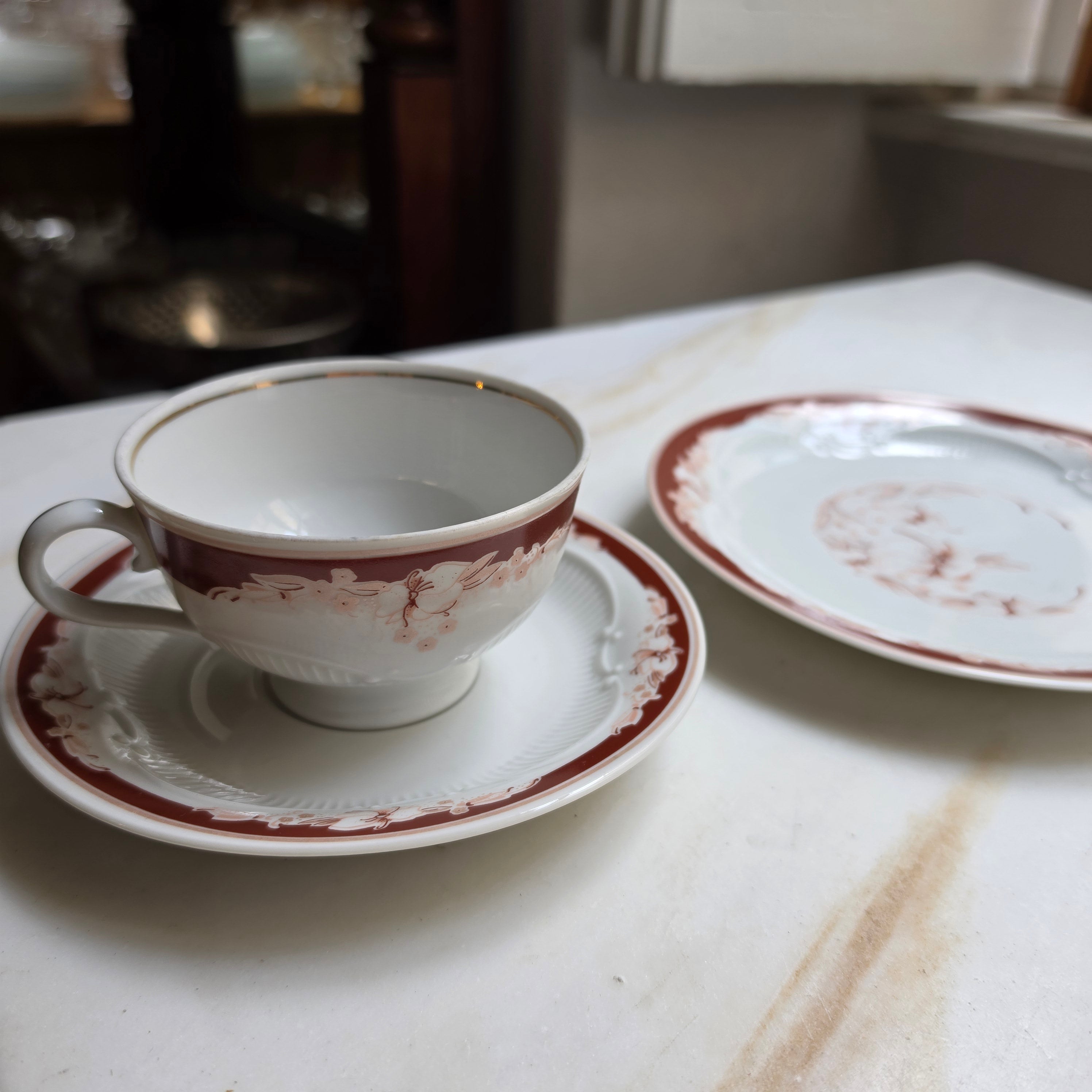 Vintage Porzellan Sammeltasse 3-teilig – Lettin | Antikes Gedeck mit Weinrotem Blüten-Relief & Goldrand