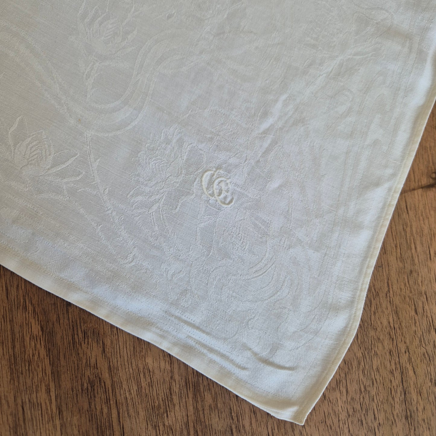 Antike Jugendstil Serviette/Mitteldecke weiß 64x64cm Damast Blumen Stockflecken Monogramm G.C.