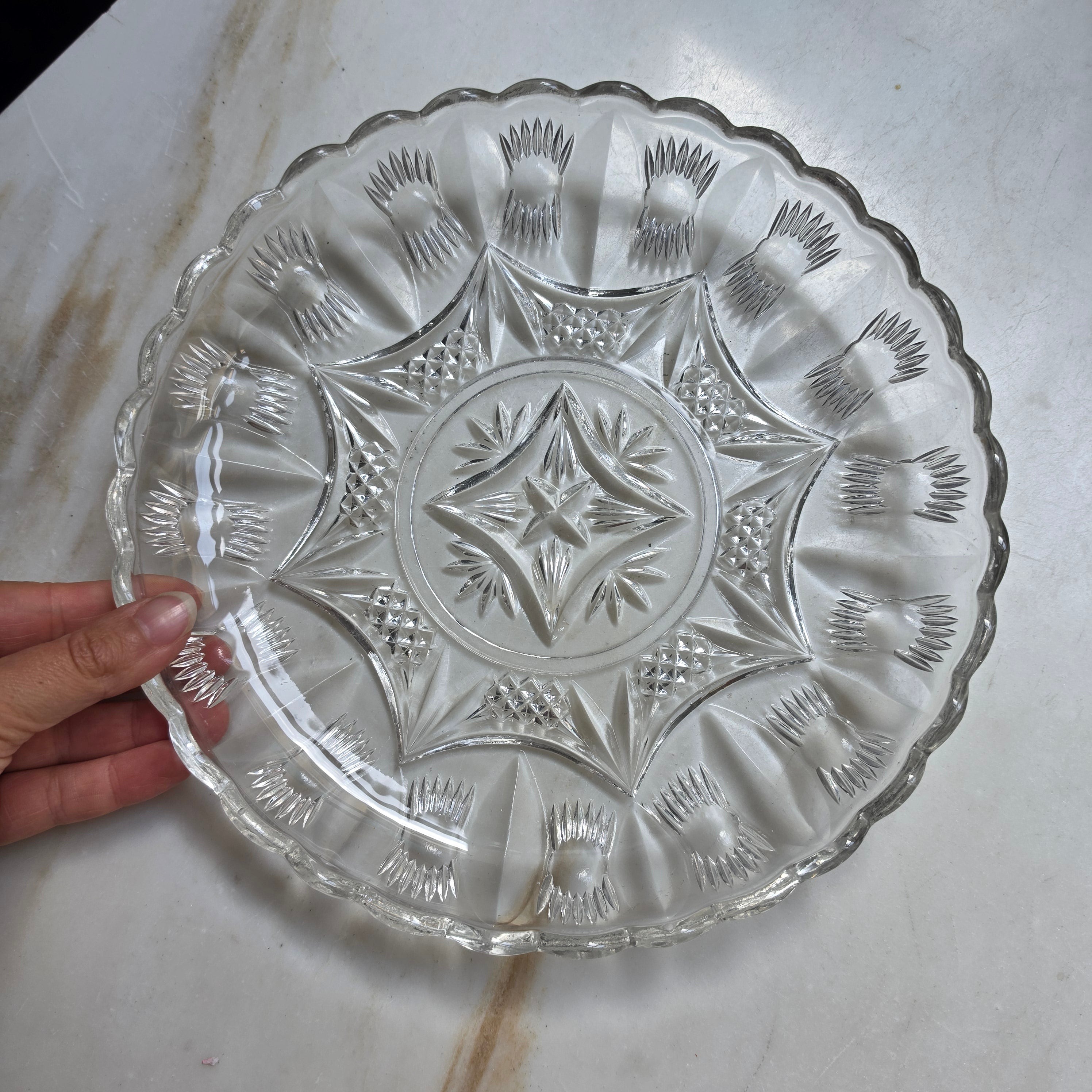 Vintage Glasteller mit Wellenrand & Sternschliff – Eleganter Servierteller aus Pressglas