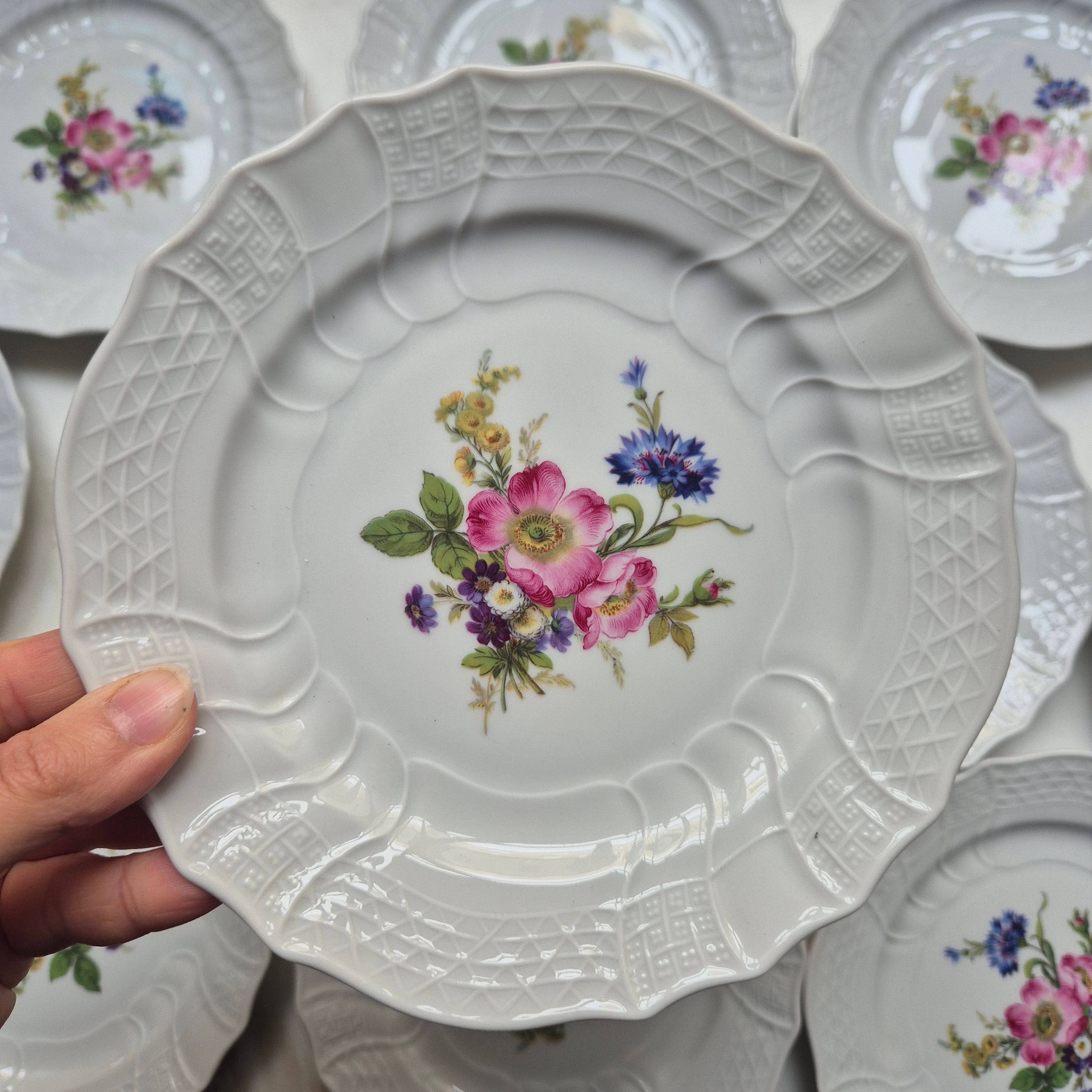 12x Antike Hutschenreuther  Porzellan Kuchenteller mit Blumenmotiv Reliefrand