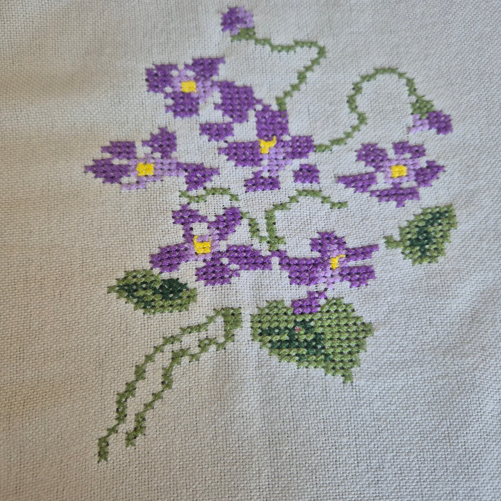 Vintage DDR Tischdecke weiß mit lila Blumenstickerei 220x130cm