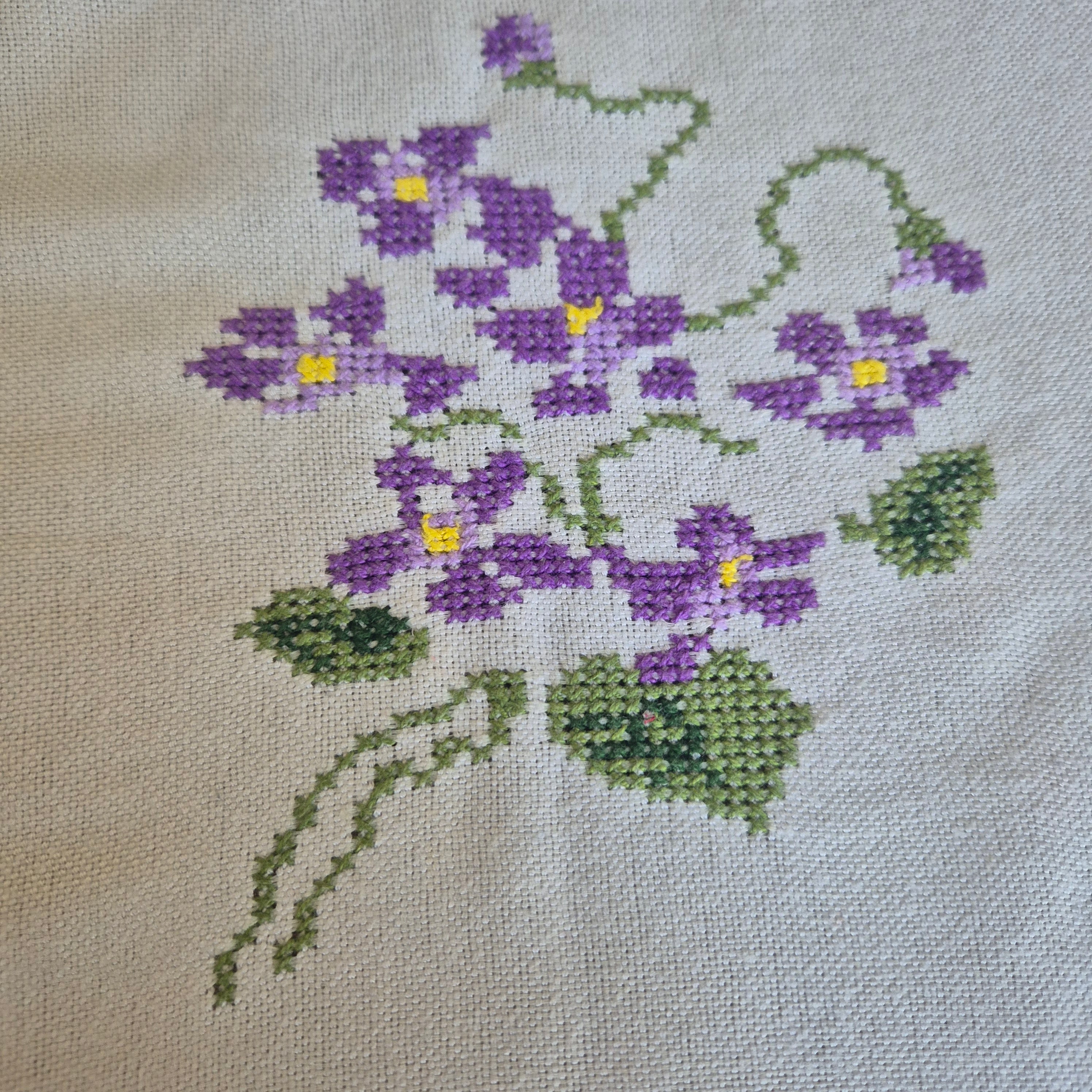 Vintage DDR Tischdecke weiß mit lila Blumenstickerei 220x130cm