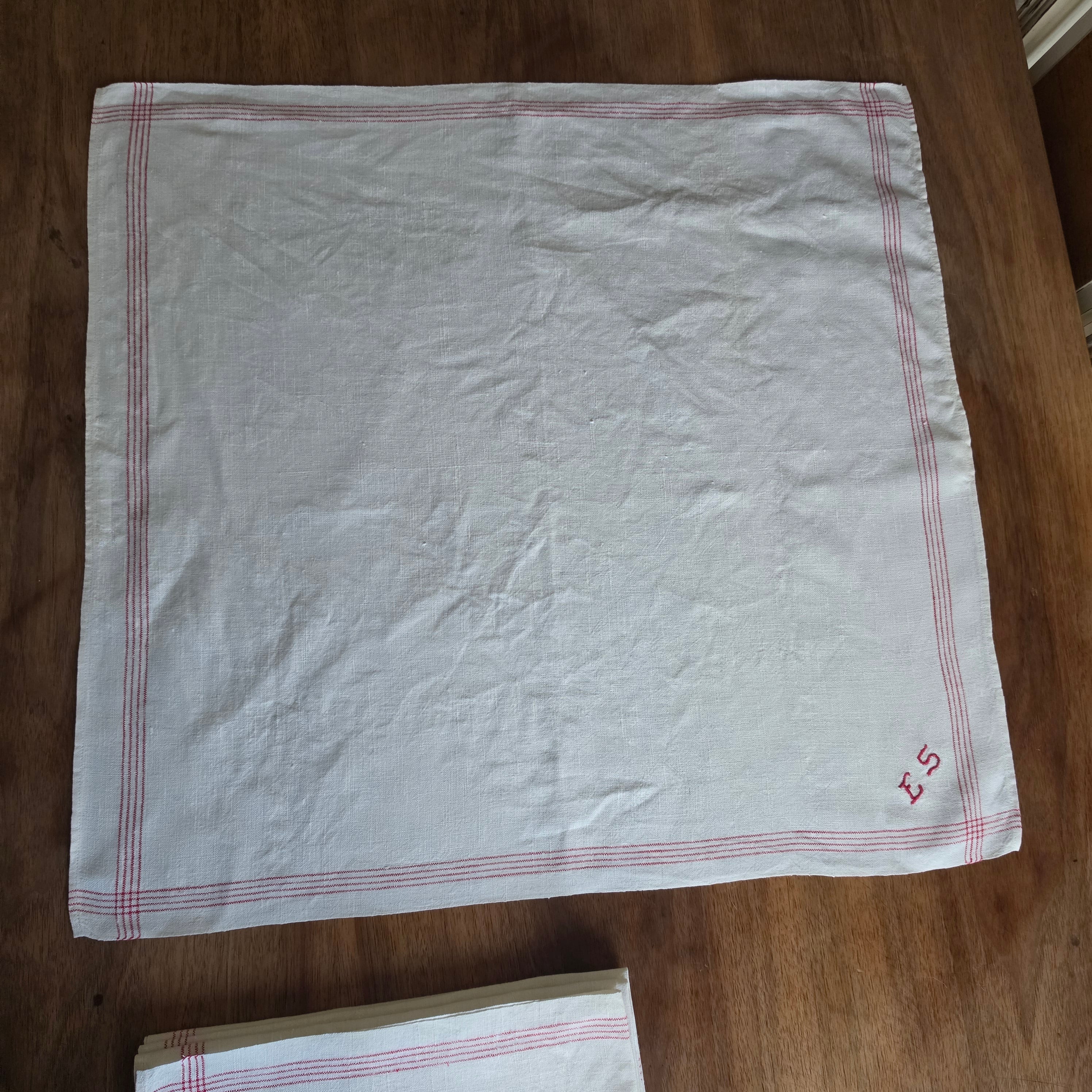4x Antike Leinen-Geschirrtücher mit Monogramm „E.S.“ –