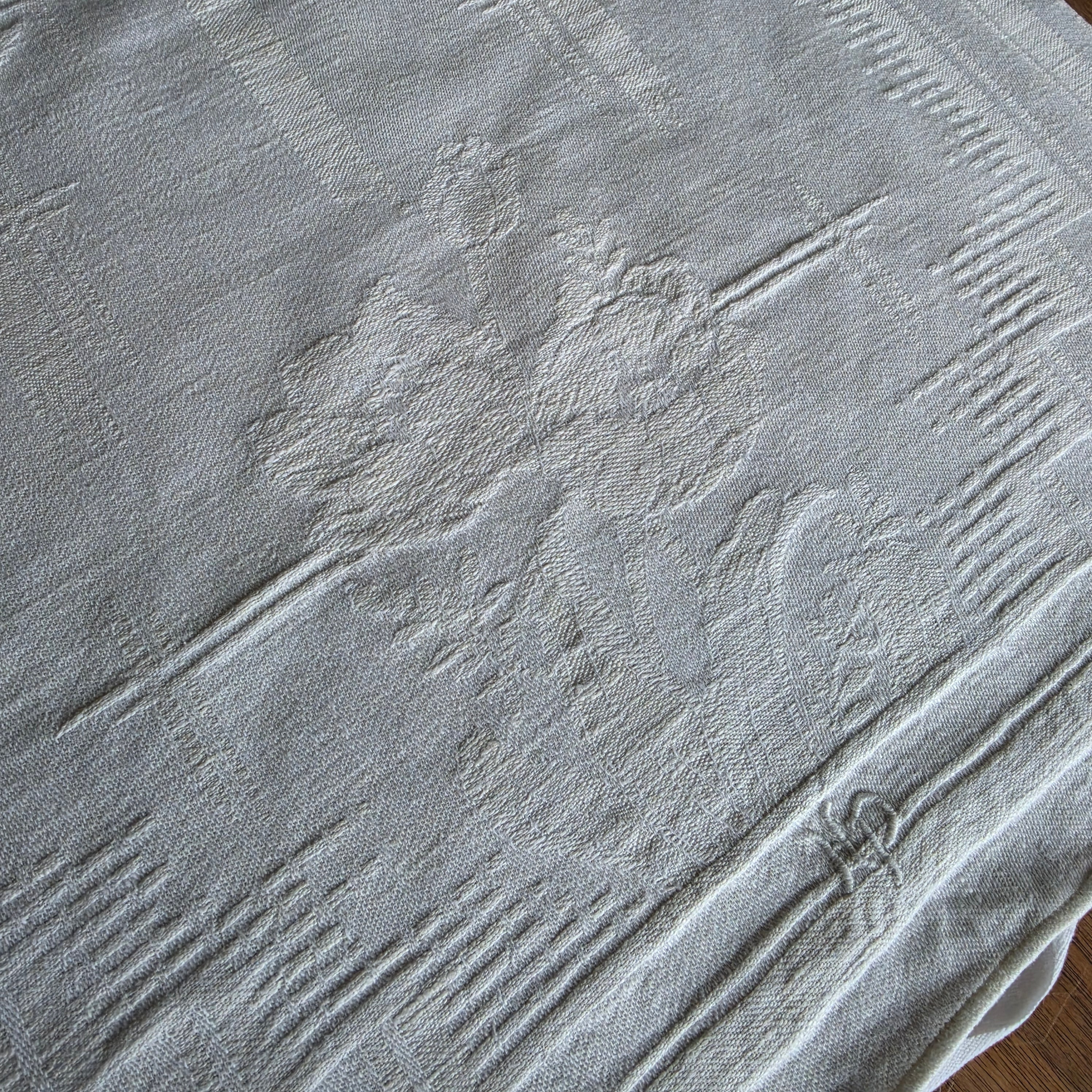Edler Vintage Damast-Tischläufer mit Blumenmuster & Stickerei  - Weißes Halbleinen / Leinen - 47x98cm