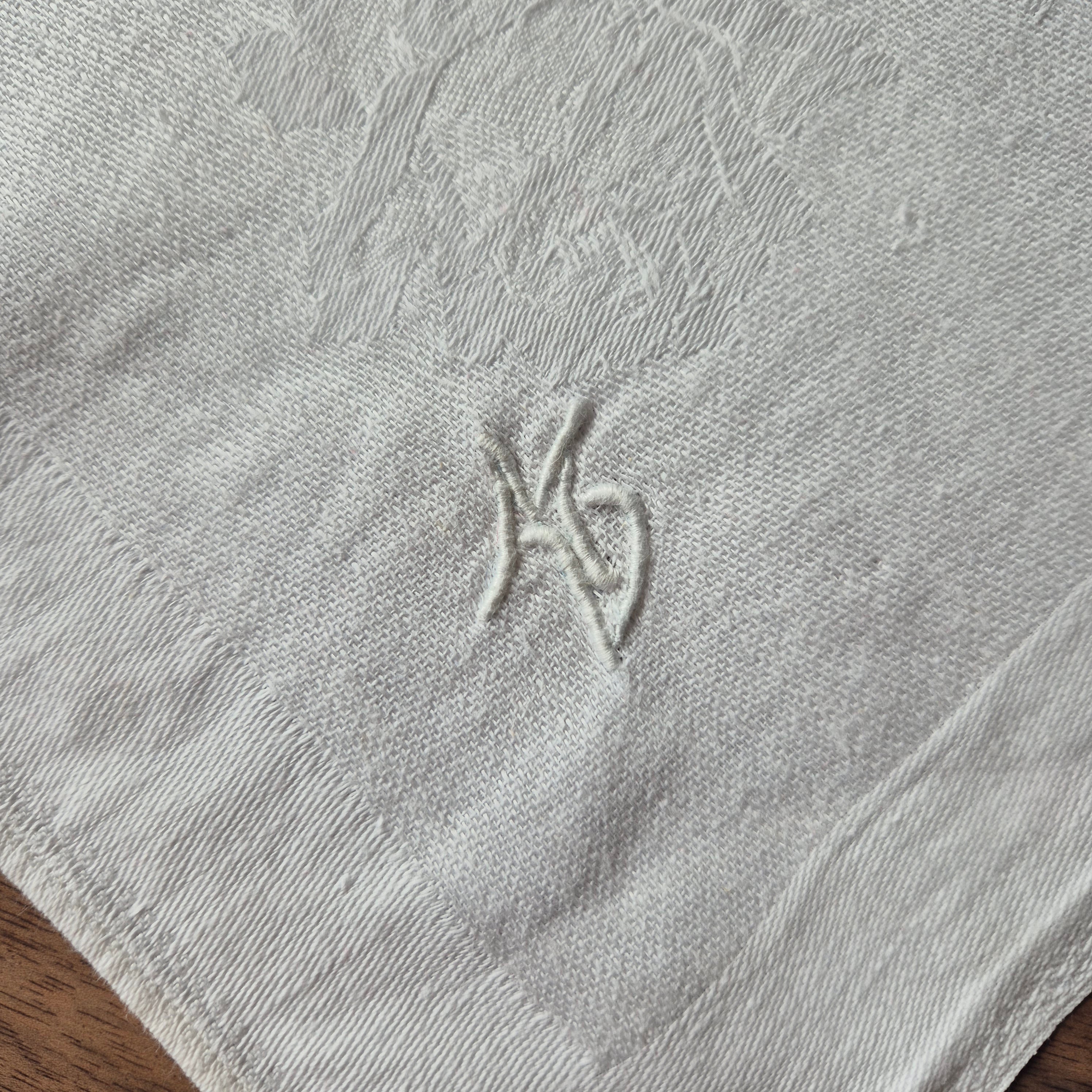 Antike Serviette oder Mitteldecke bestickt weiß klein 54x56cm Monogramm M.D. Damast 🤍