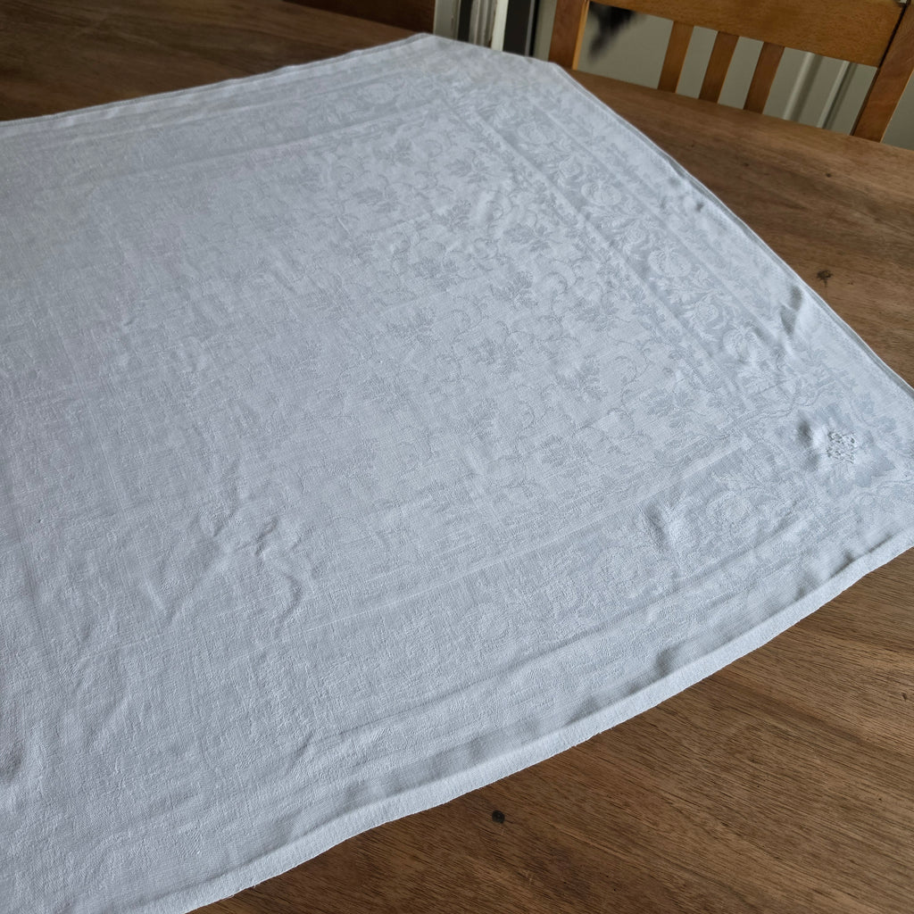 Vintage Damast-Tischdecke / Mundtuch mit Floralem Muster & Handstickerei "HB" 69x66cm