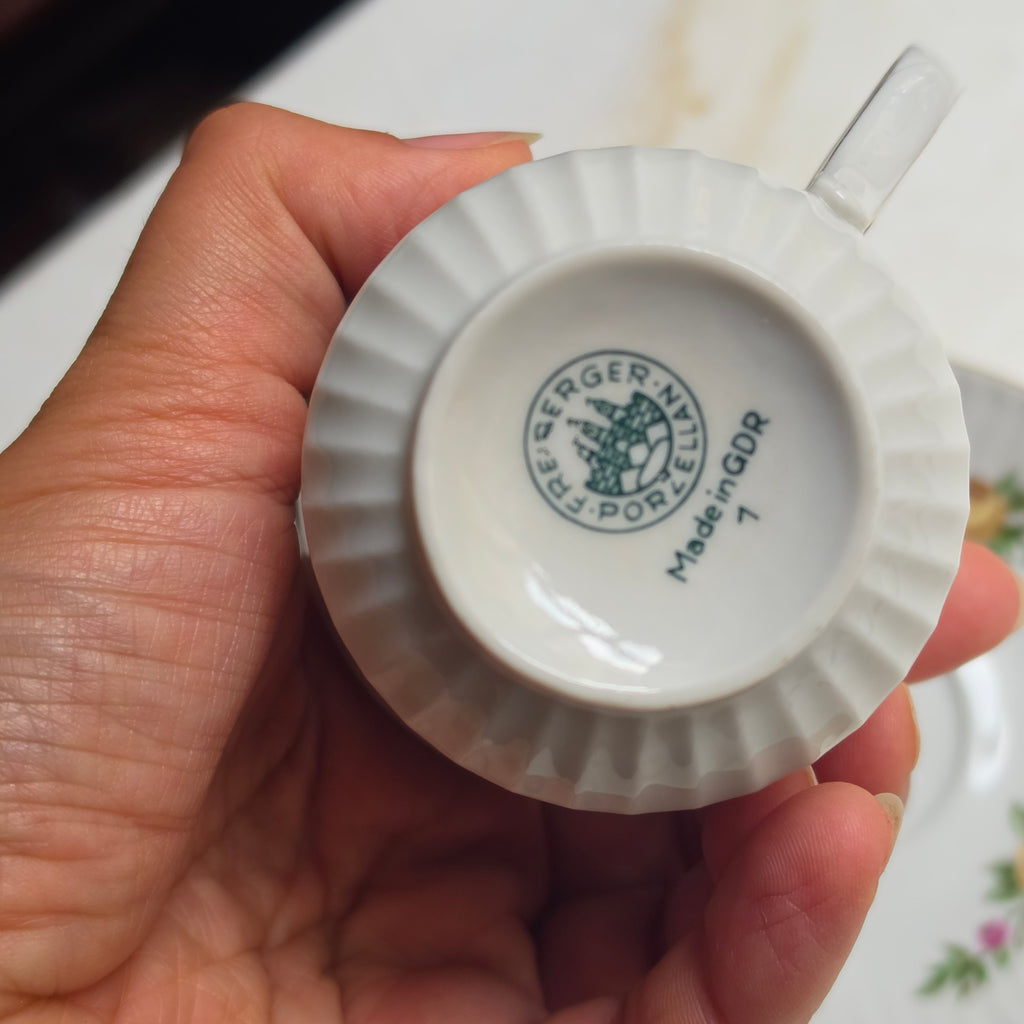 Vintage Freiberger Porzellan Sammeltasse mit Untersetzer – Romantisches Rosen-Dekor & Goldrand DDR / GDR