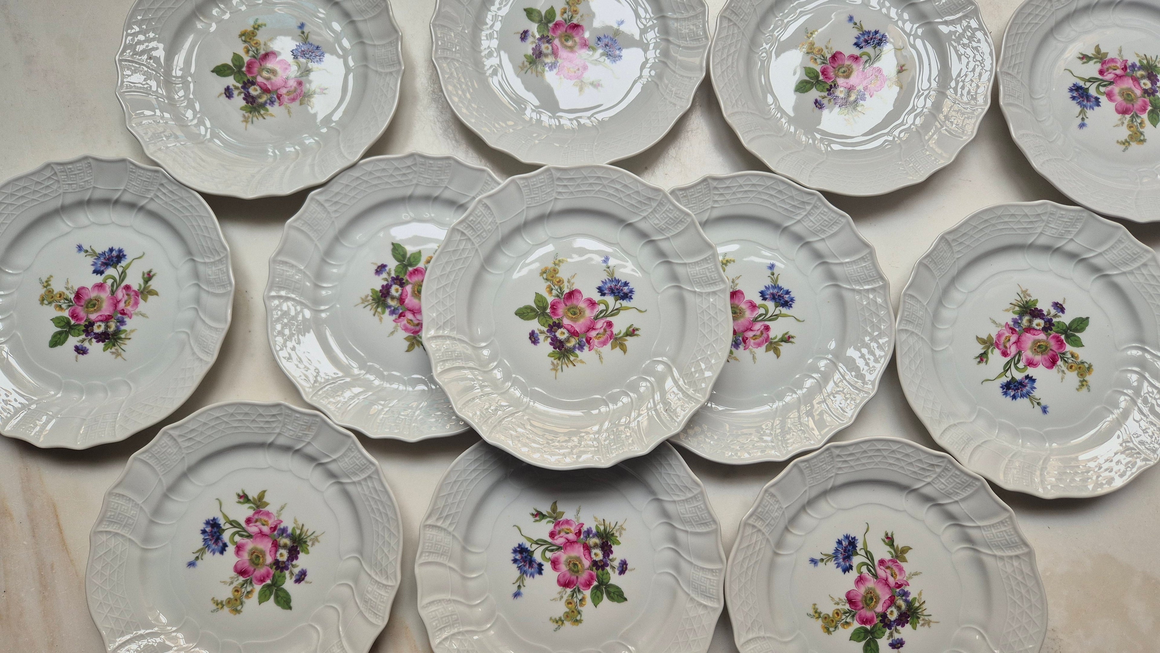 12x Antike Hutschenreuther  Porzellan Kuchenteller mit Blumenmotiv Reliefrand