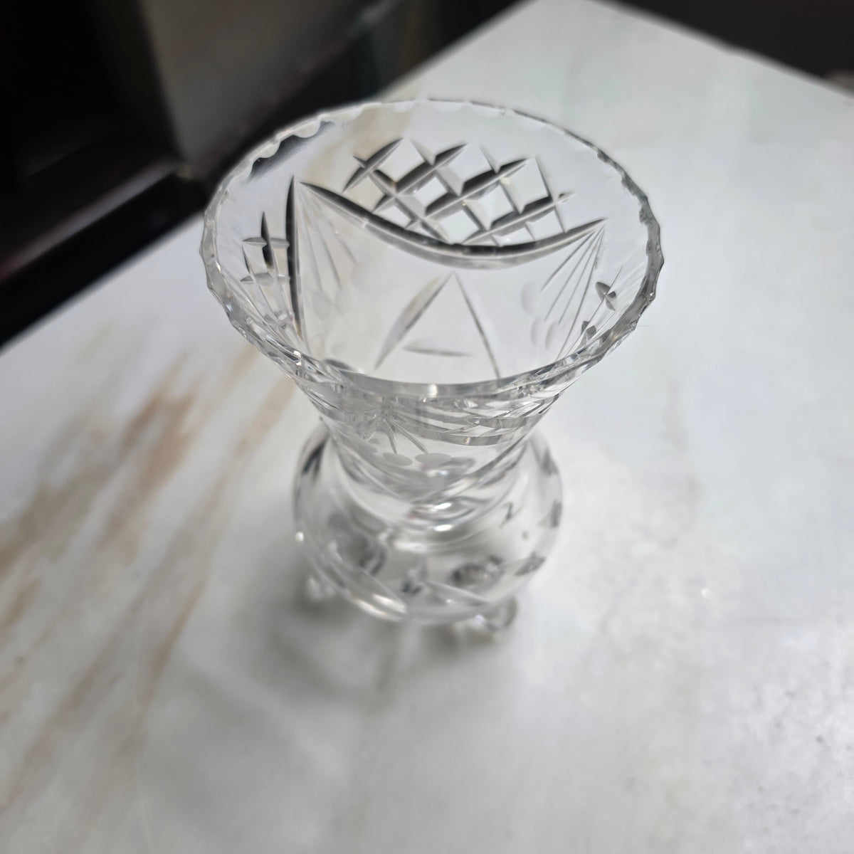 Edle Vintage Kristallvase mit Schliffmuster & Füßchen – Elegante Tischdekoration