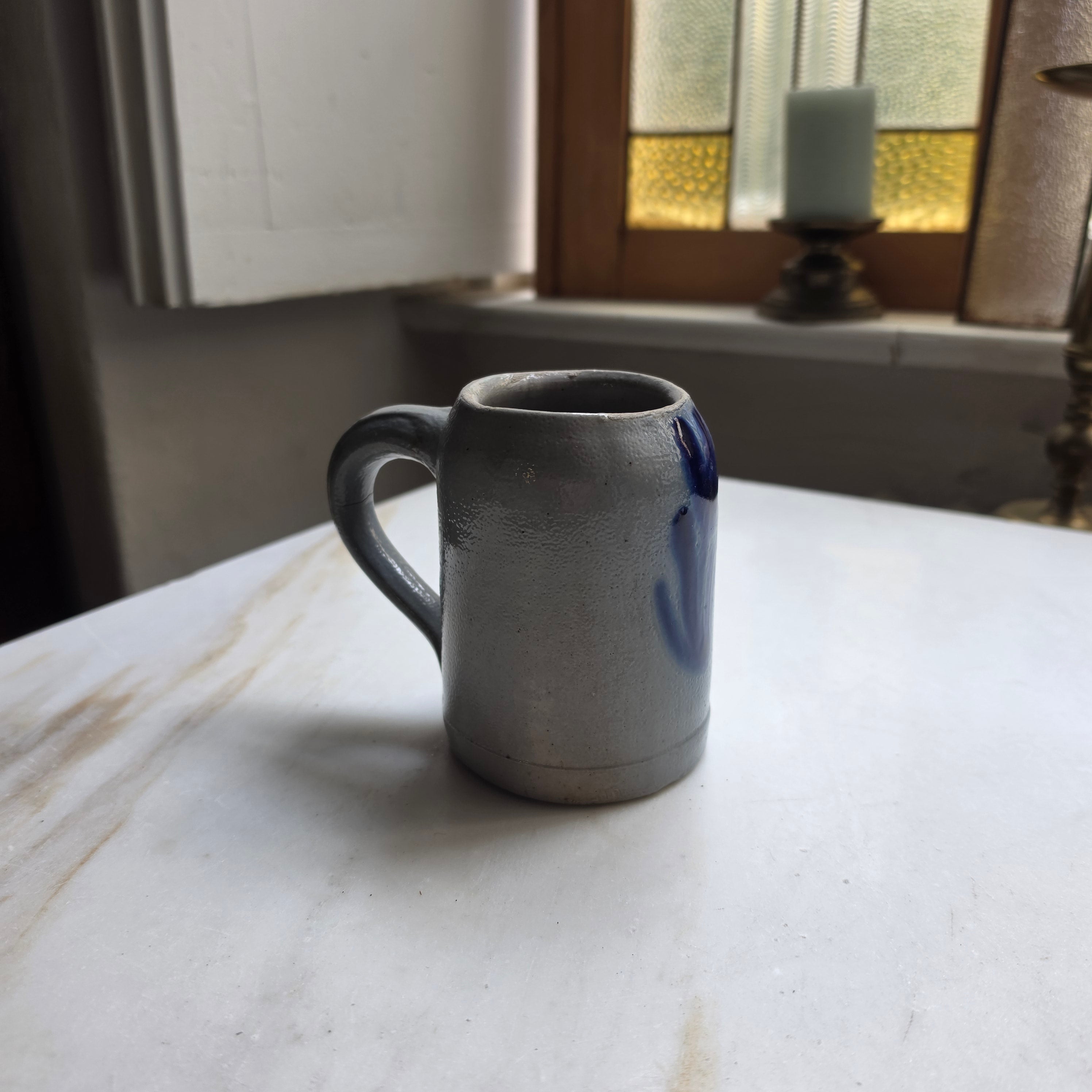 Vintage Steingut-Tasse in Grau mit blauer Handbemalung
