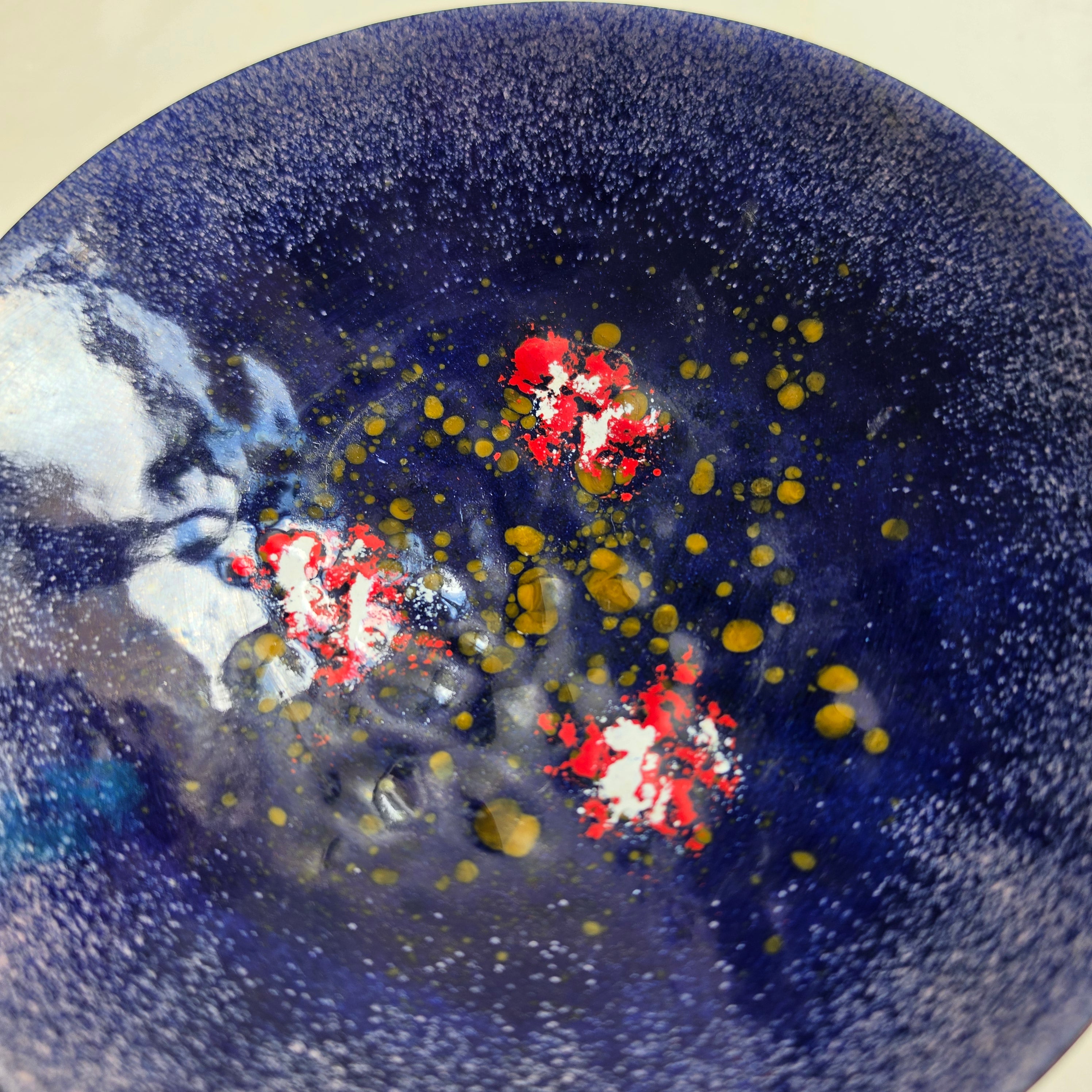 Handgefertigte Emaille-Schale auf Messingfuß – Mitternachtsblau mit Koi-Teich-Effekt