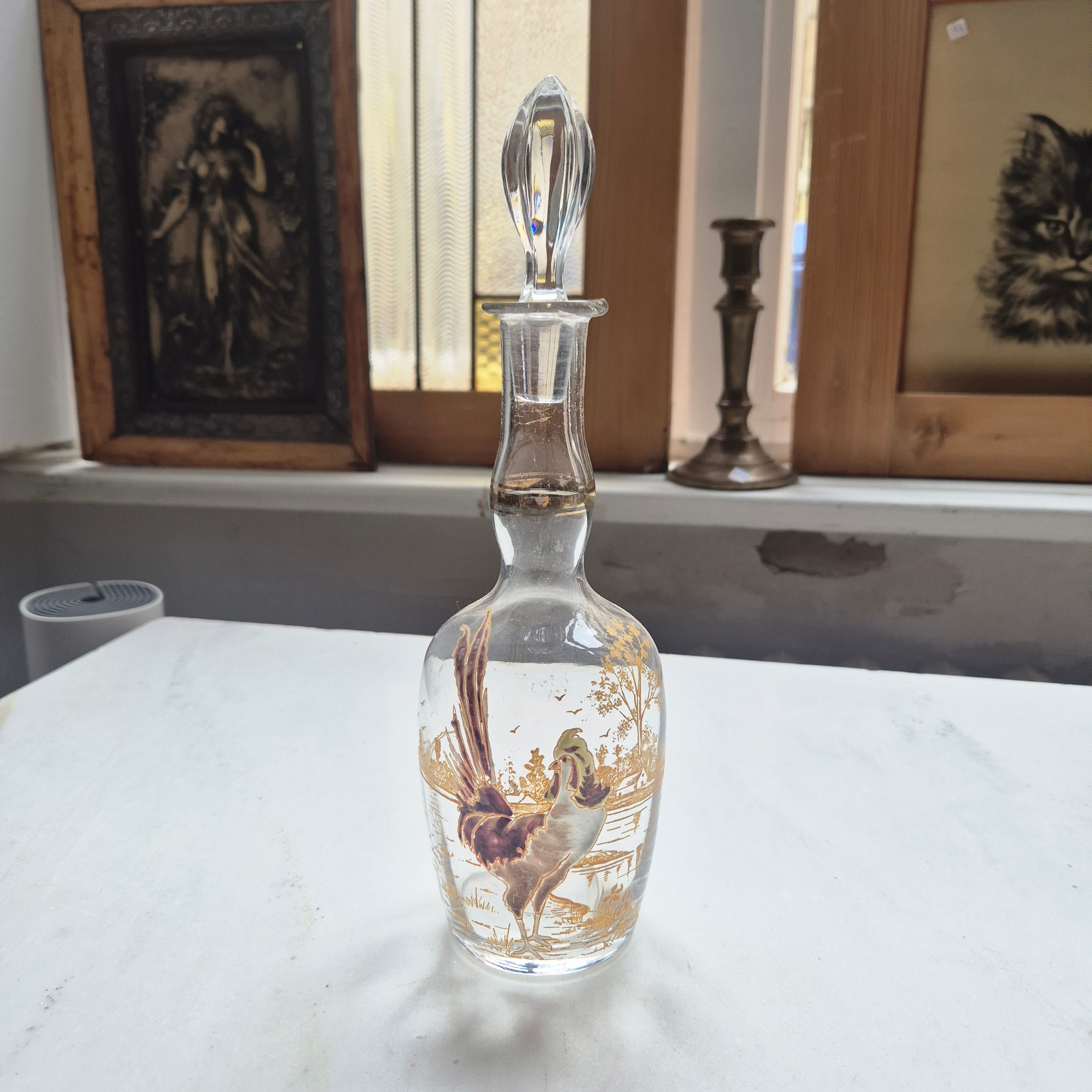 Antike Jugendstil Karaffe Glas Emaillemalerei aus Frankreich Hahnmotiv