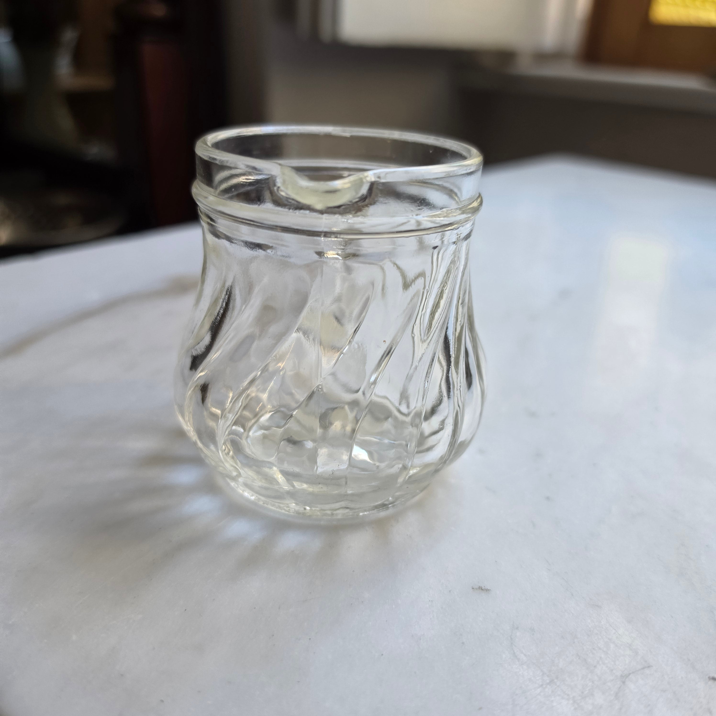 Kleines Vintage-Milchkännchen aus klarem Glas mit Spiraldruck und Sternboden