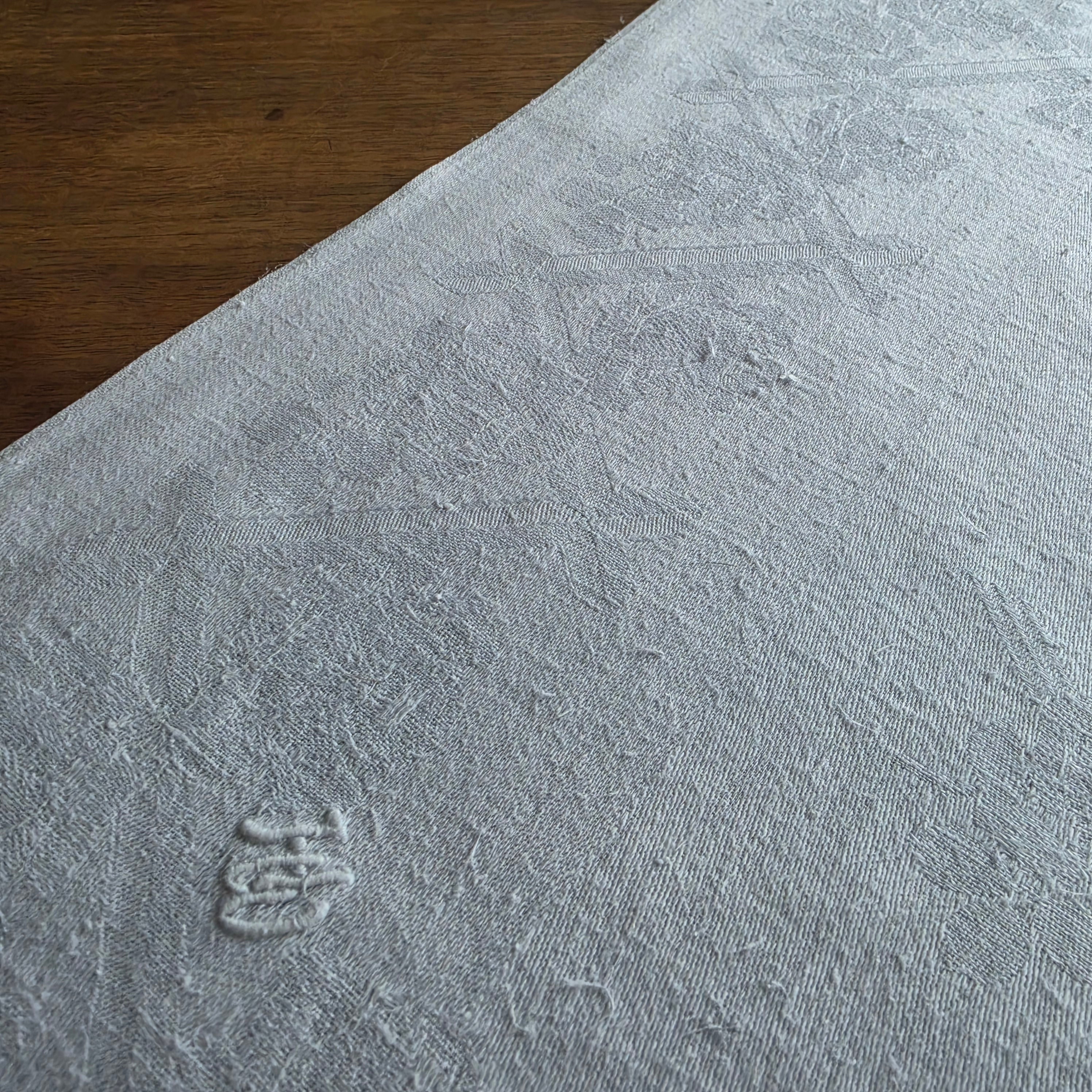 Antike Damast-Serviette mit floralem Webmuster - 45x48cm - Monogramm H.W.