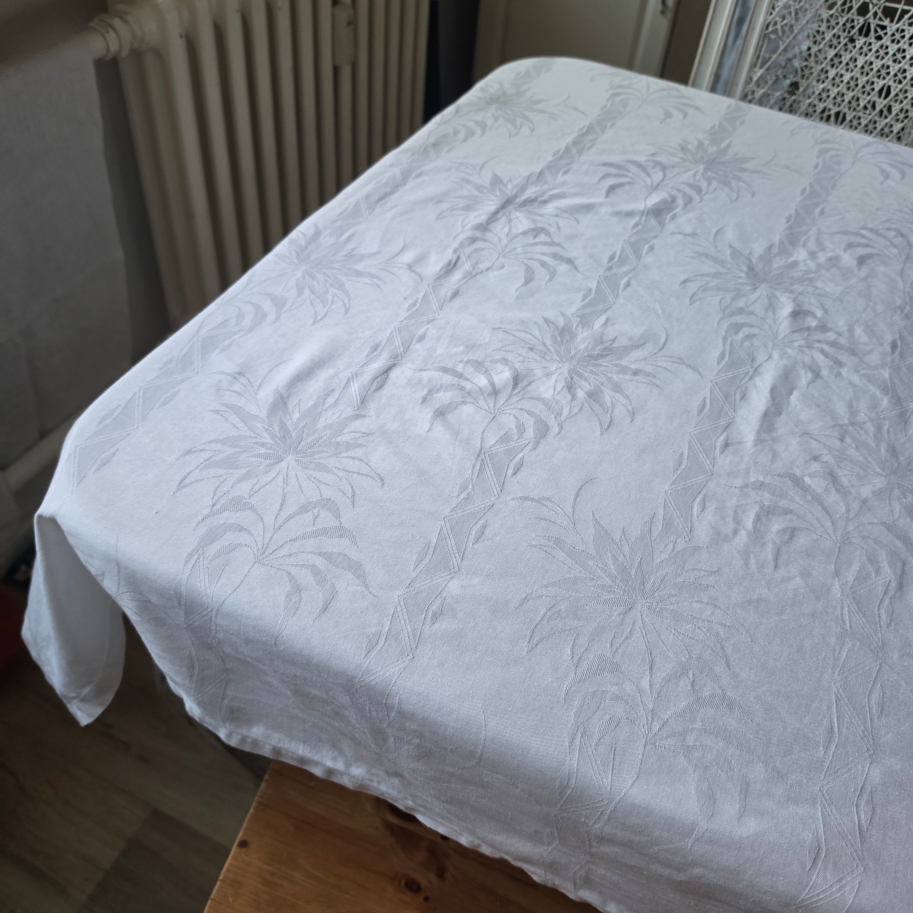 Vintage Jacquard-Damast Tischdecke „Palma“ – Reinweiß mit eingewebtem Palmen-Dekor - 125x155cm