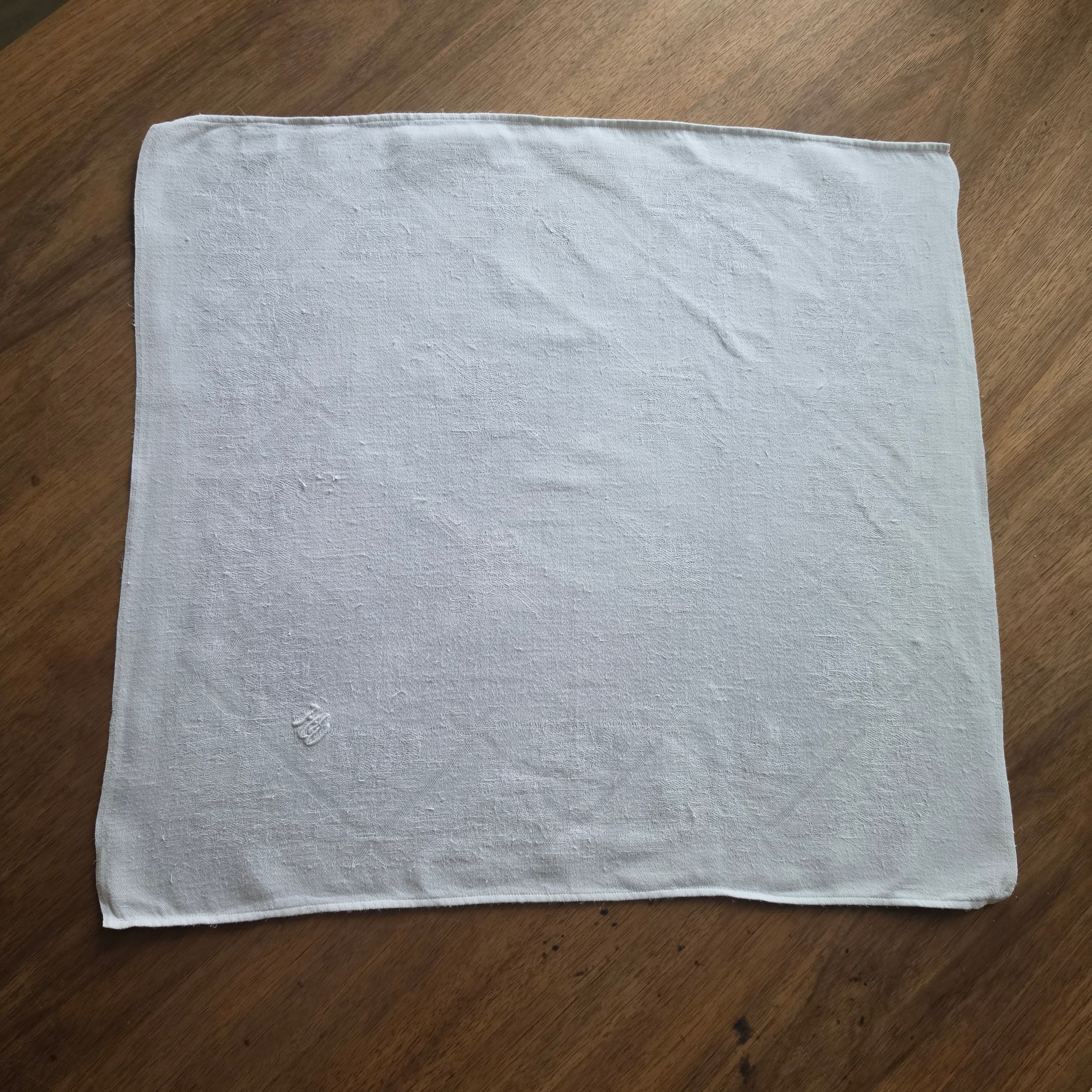 Antike Damast-Serviette mit floralem Webmuster - 45x48cm - Monogramm H.W.