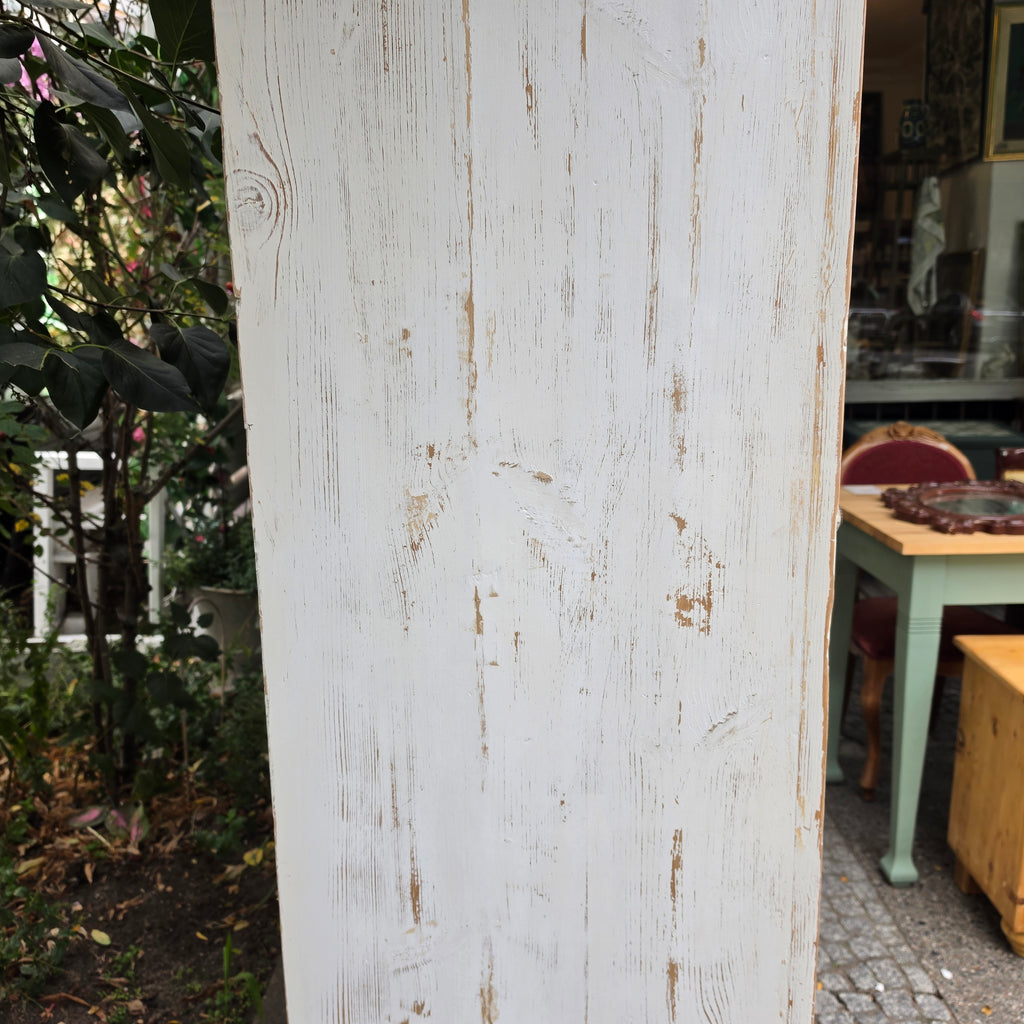 Abgeschliffener Jugendstil Holz Schrank Kleiderschrank AntikAntiker Holzschrank im Vintage Shabby-Chic Stil – Weiß patina