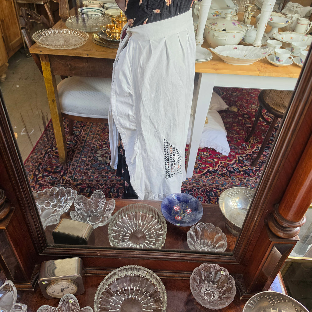 Vintage Halbschürze aus antiker Baumwolle mit kunstvoller Durchbruchstickerei – Weiß um 1900