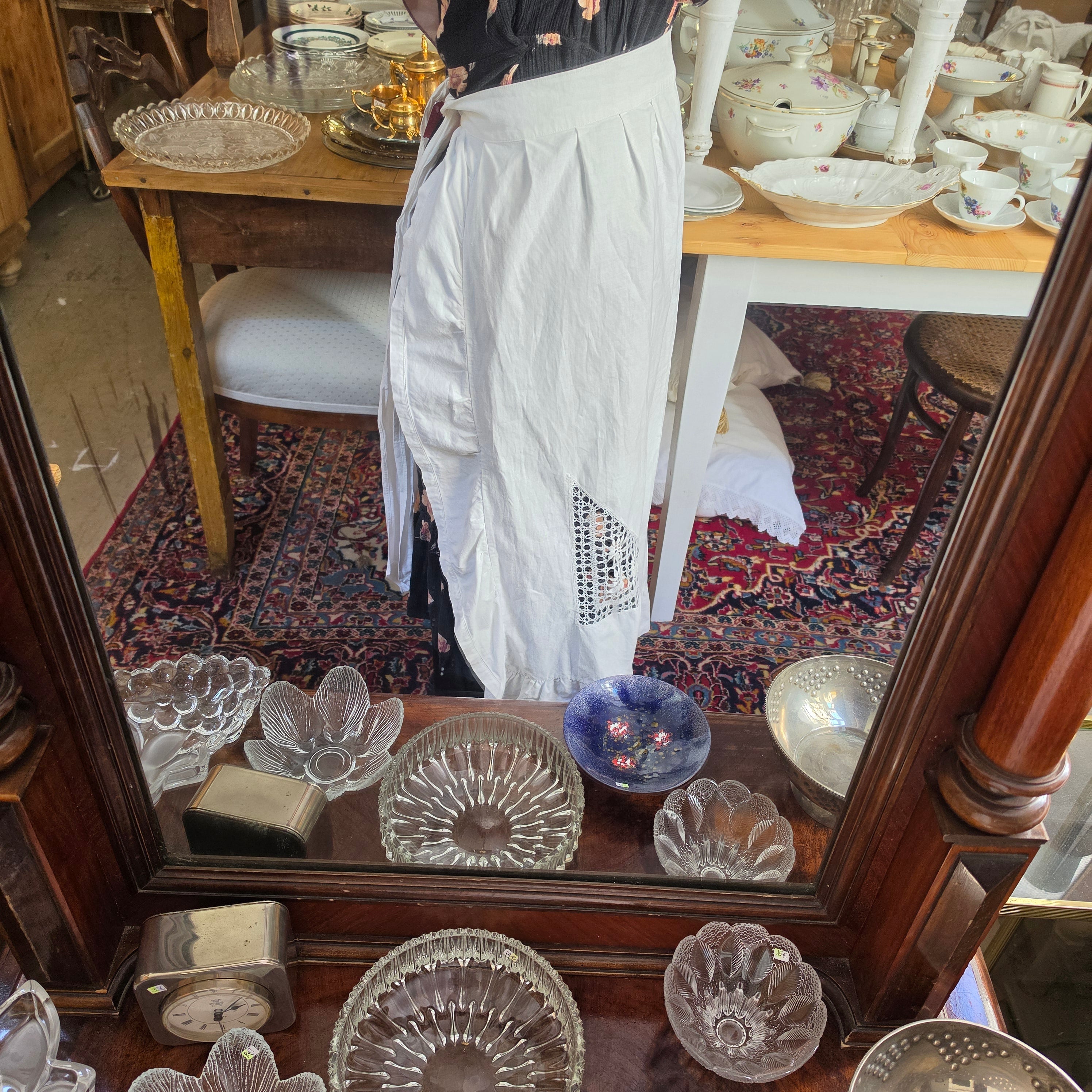Vintage Halbschürze aus antiker Baumwolle mit kunstvoller Durchbruchstickerei – Weiß um 1900