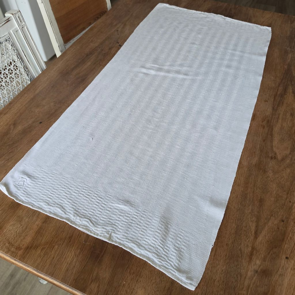 Edles Vintage Leinentuch mit Monogramm-Stickerei „B“ & Waffelstruktur-Bordüre - 46x97cm