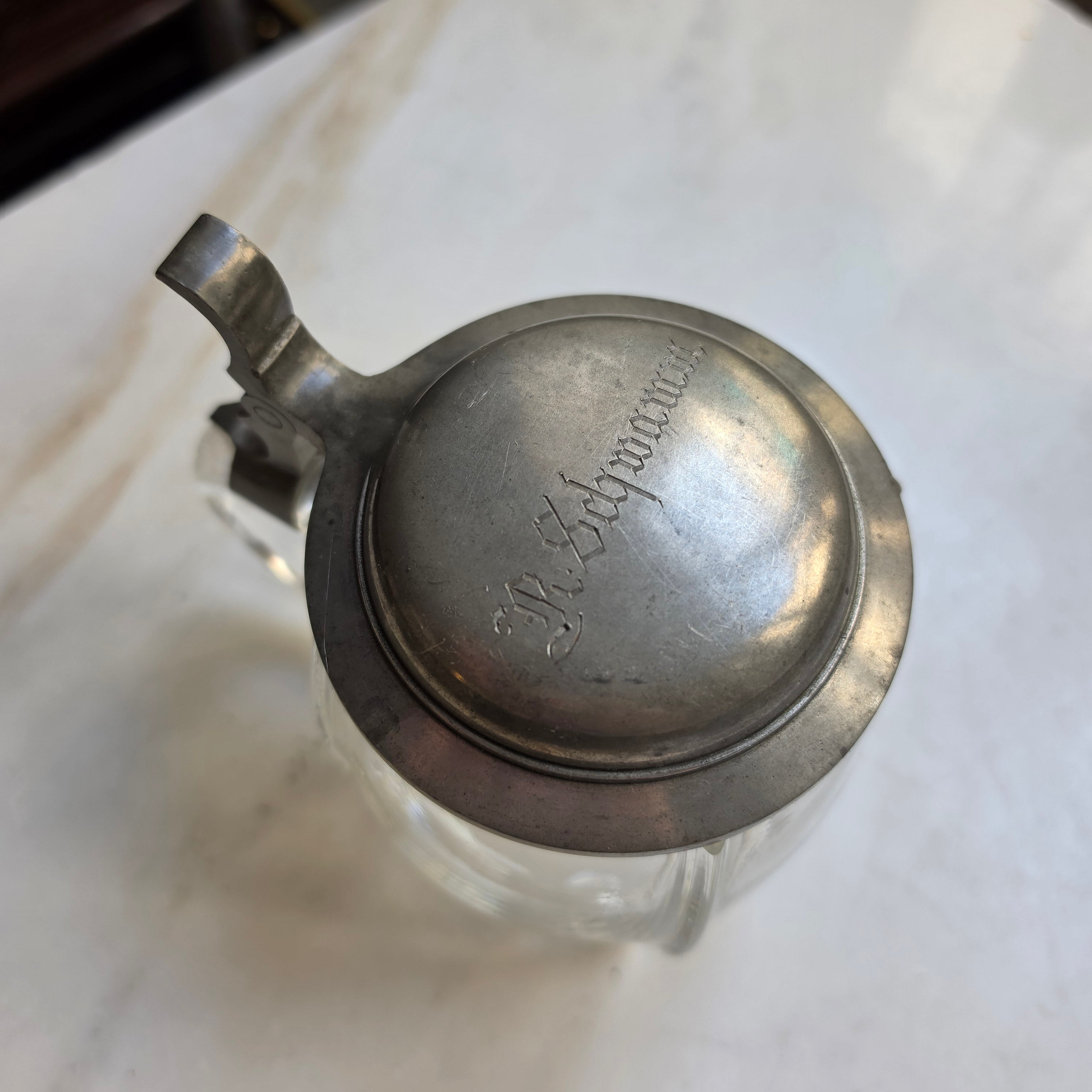 Antiker Glasbierkrug mit Zinndeckel – Historische „R. Schwamm“ Gravur