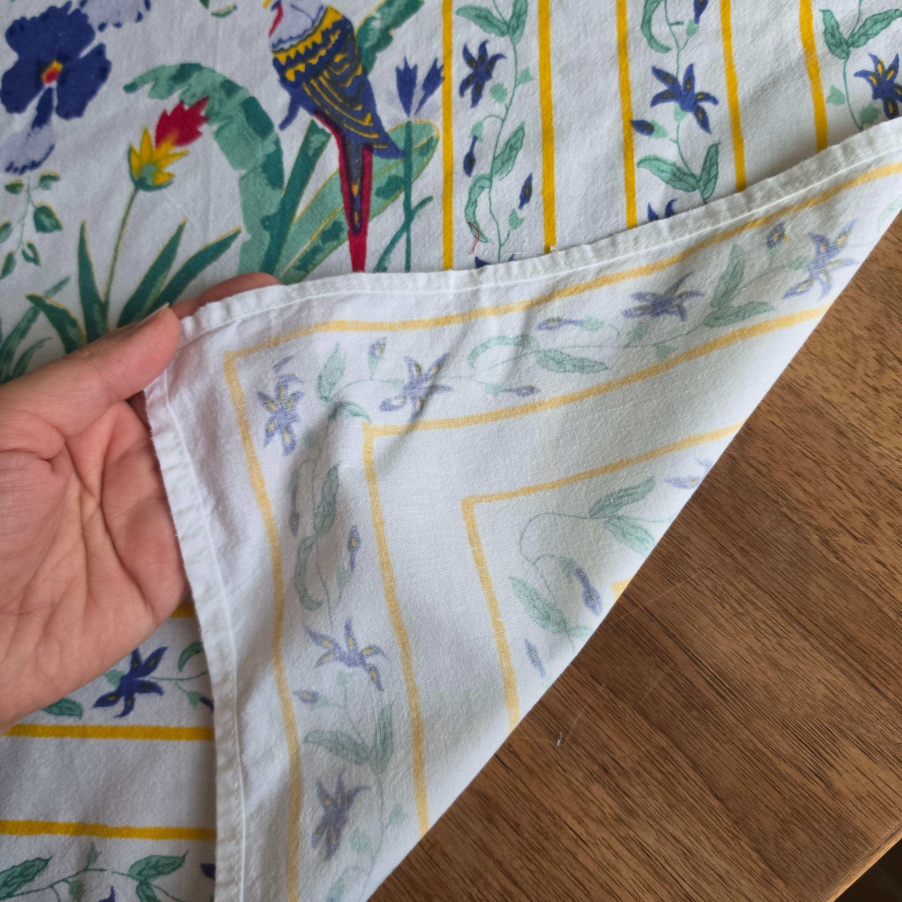 Vintage Mitteldecke / Tischdecke mit exotischem Papageien- & Blütenmotiv - 88x100cm