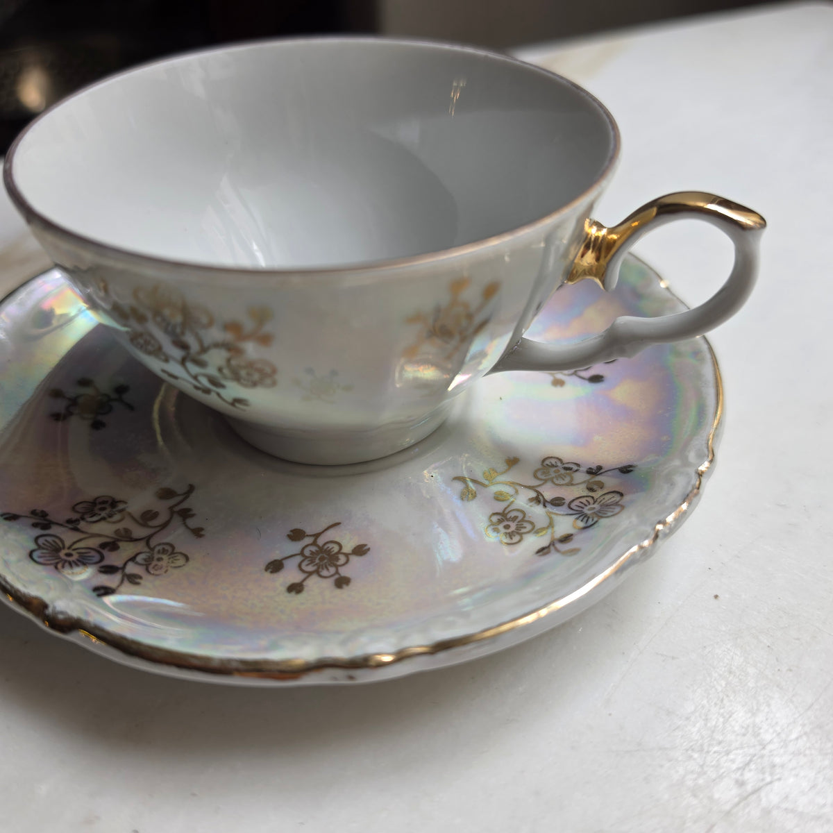 Vintage Kahla Porzellan Tasse mit Untertasse – Perlmutt-Luster mit Golddekor & Blütendekor - GDR