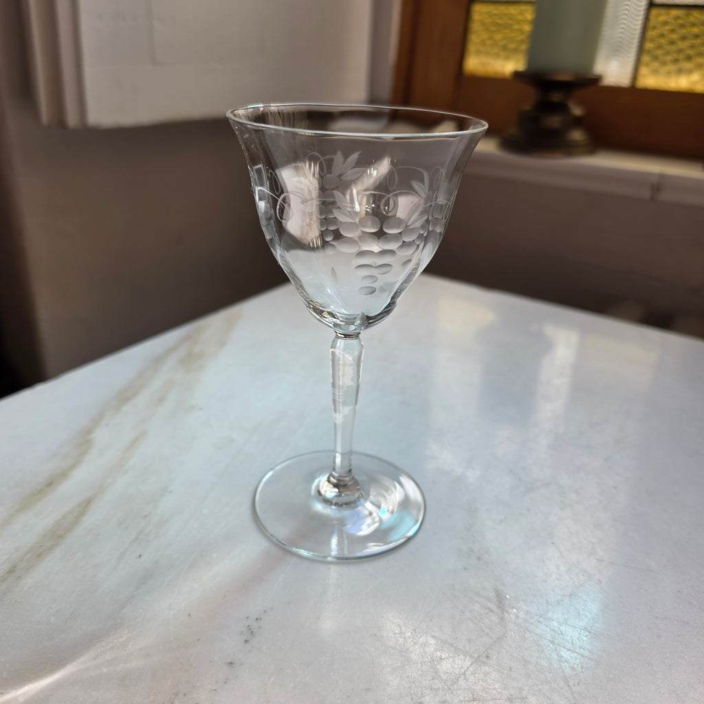 Elegantes Vintage Kristallglas mit Weintrauben-Gravur – Handgeschliffen